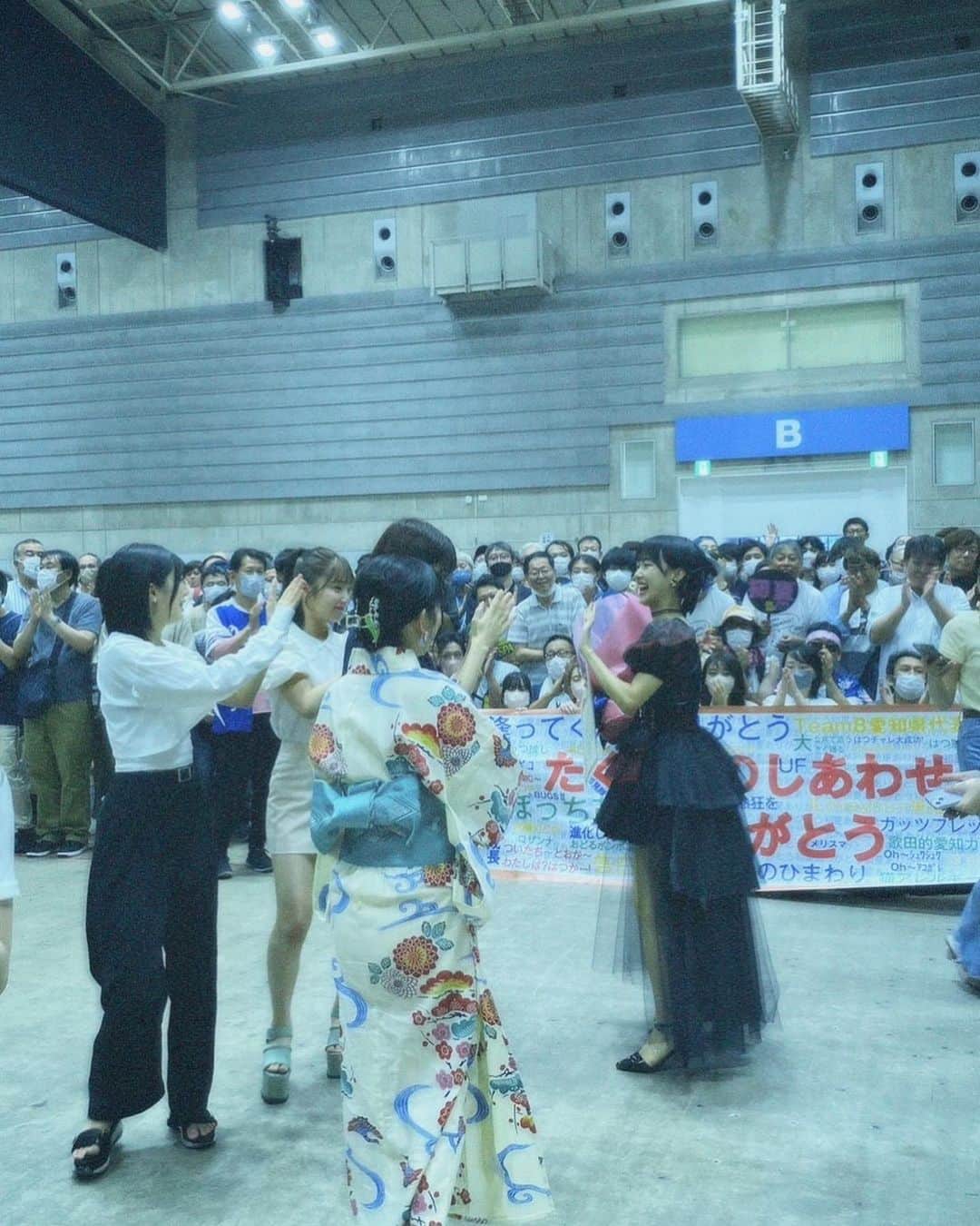 歌田初夏さんのインスタグラム写真 - (歌田初夏Instagram)「卒業セレモニー💐  これがファンの方と会える最後の時間かもしれないと思うと涙が出てしまいました。  集まってくれとありがとう。  素敵な花束と卒業証書をありがとう。  そして写真の時にメンバーが走ってきてくれて嬉しかった😌🌸  幸せな時間でした。  #卒業セレモニー　#卒業　#AKB48 #お話し会　#村山彩希　さん　#instagramなかったので写真集の方をタグづけさせていただきました🙇‍♂️」7月31日 12時00分 - utahatsu78