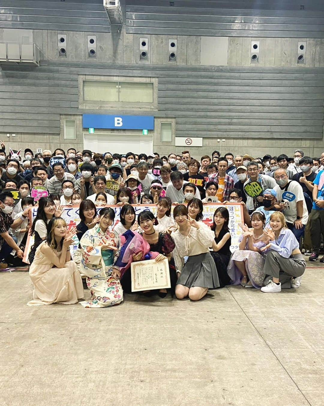 歌田初夏さんのインスタグラム写真 - (歌田初夏Instagram)「卒業セレモニー💐  これがファンの方と会える最後の時間かもしれないと思うと涙が出てしまいました。  集まってくれとありがとう。  素敵な花束と卒業証書をありがとう。  そして写真の時にメンバーが走ってきてくれて嬉しかった😌🌸  幸せな時間でした。  #卒業セレモニー　#卒業　#AKB48 #お話し会　#村山彩希　さん　#instagramなかったので写真集の方をタグづけさせていただきました🙇‍♂️」7月31日 12時00分 - utahatsu78