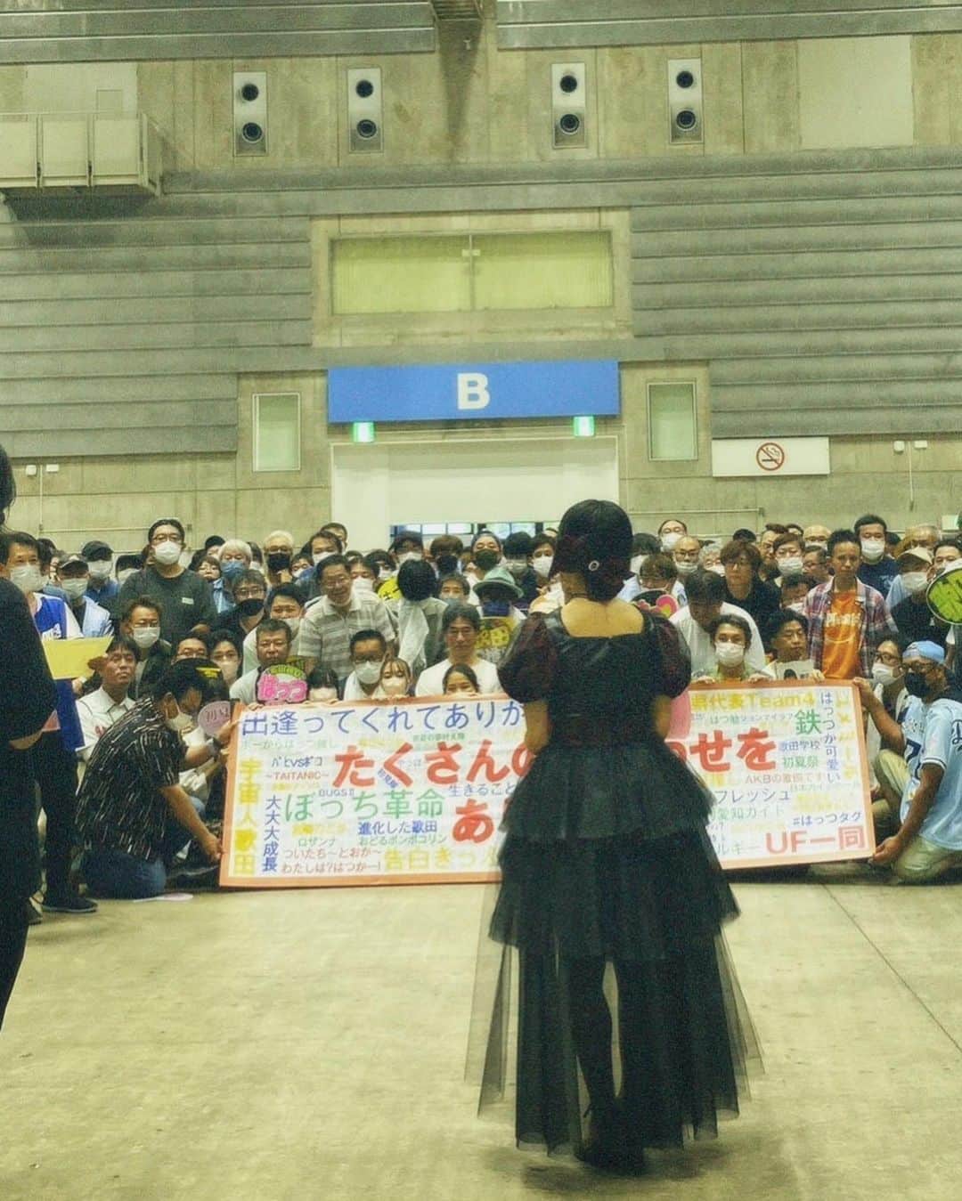 歌田初夏さんのインスタグラム写真 - (歌田初夏Instagram)「卒業セレモニー💐  これがファンの方と会える最後の時間かもしれないと思うと涙が出てしまいました。  集まってくれとありがとう。  素敵な花束と卒業証書をありがとう。  そして写真の時にメンバーが走ってきてくれて嬉しかった😌🌸  幸せな時間でした。  #卒業セレモニー　#卒業　#AKB48 #お話し会　#村山彩希　さん　#instagramなかったので写真集の方をタグづけさせていただきました🙇‍♂️」7月31日 12時00分 - utahatsu78