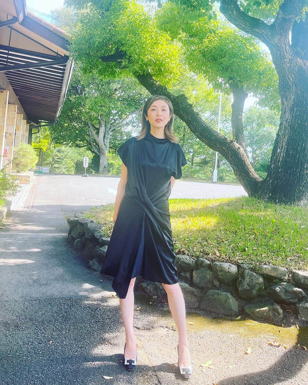 高岡早紀 のインスタグラム：「暑いですねぇ。 とてもとても暑いですねぇ。。 なのに黒のワンピースを着てしまう私。」