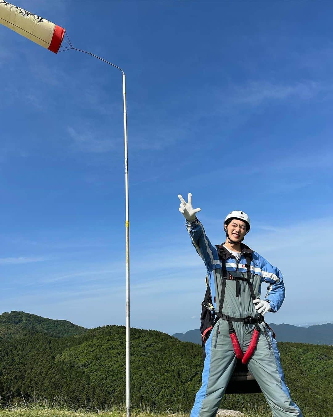 寺田拓哉のインスタグラム：「#☀️ #⛰️ 패러글라이딩 올림픽이 열리기도 한 명소! 패러글라이딩의 천국으로 통한다는 사실!! 츠쿠바산을 품고 날아볼까요? 여긴 어디? 나는 누구?  パラグライダーオリンピックが 開かれた名所! 実はパラグライダー天国‼︎ 筑波山を背に空を飛ぼう!!! ここはどこ?私は誰? • • #패러글라이딩 #아웃도어 #액티비티 #パラグライダー #アウトドア #アクティビティ」