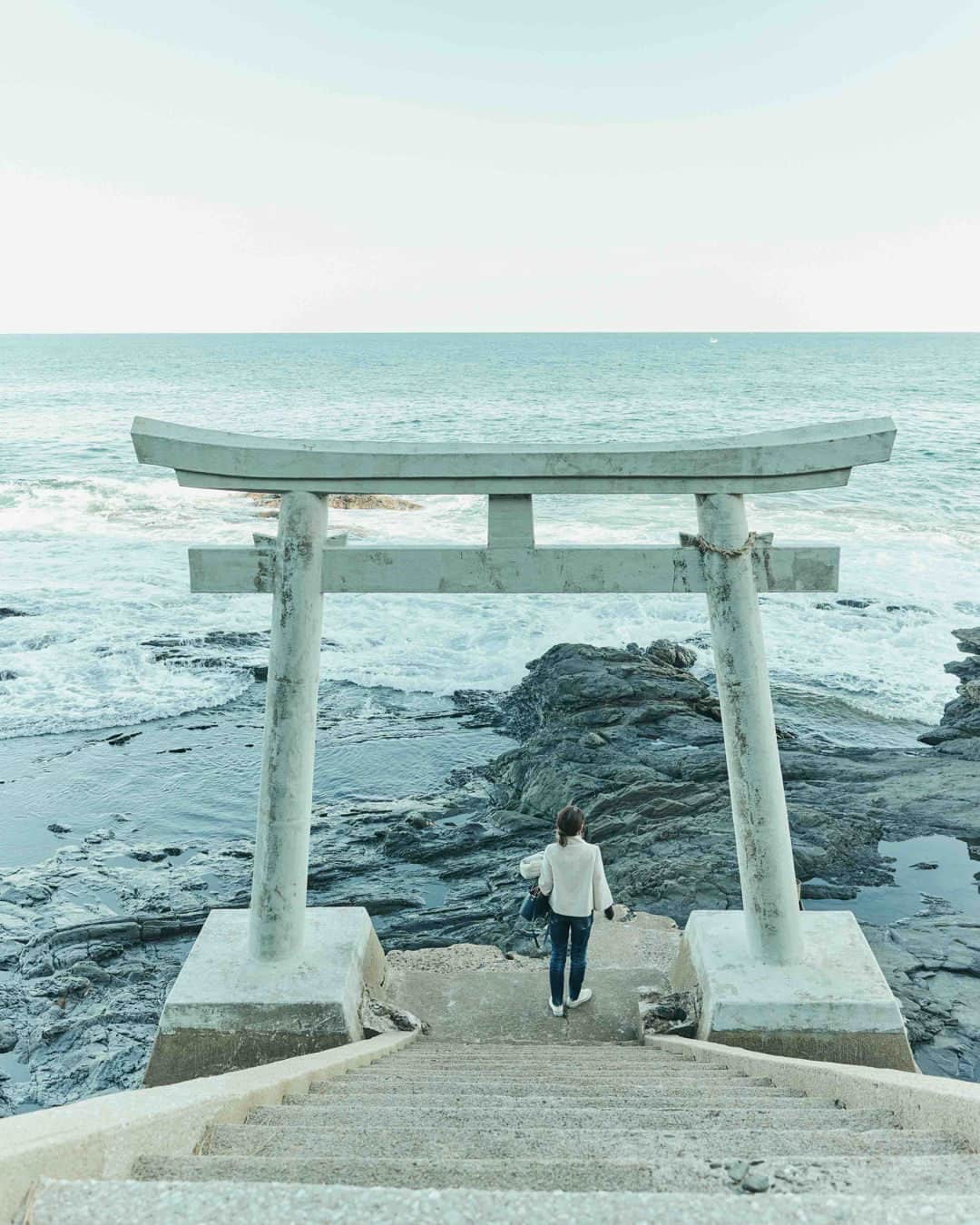 Hanako公式さんのインスタグラム写真 - (Hanako公式Instagram)「📢本日発売！Hanako特別編集 「日本・開運の旅。」  2023年も折り返しを過ぎてあと半分。大晦日に新しい年に向かって手を合わせるように、今、夏詣が注目されている。残りの半年をつつがなく過ごすために、この夏は神社やお寺へお参りをしよう。 ・ ・ ・ 🔎気になる中身は？  【幸せをよぶ、神社とお寺。】 東京・阿佐ヶ谷神明宮 京都・丹後一宮 元伊勢 籠神社 東京・武蔵御嶽神社 京都・貴船神社 岡山・吉備津神社 福岡・宗像大社 くわしく知りたい、氏神神社と産土神社。 「かわいい」神社ならこの3社。 注目の宿と神社仏閣の旅へ。 神社とお寺で触れるデザインの魅力。  【聖地へ。】 鈴木涼美、対馬へ。 河合優実、戸隠へ 。 伊藤美誠、諏訪神社へ。 私の開運聖地44。 　ムーン・リー、みうらじゅん、鏡リュウジ、山村紅葉、 　すがちゃん最高No. 1（ぱーてぃーちゃん）、今日マチ子、 　五十嵐太郎、山﨑嘉子、日高むつみ、渡辺紀子 開運好きが本当に通う場所。 推し活が人生を拓く。 おうちパワースポット化計画。  【運気を開く習慣。】 新しい習慣はたくさんある方がいい。 毎日することを決める。 3分でできる暮らしの習慣。 センスのいい人がしていること。 仕事で差がつく習慣。 心身をととのえる習慣。 プロフェッショナルのオフの習慣。   #夏詣 #開運#仕事運#金運#恋愛運 #パワースポット#開運スポット #神社巡り #寺巡り #浄化 #神棚 #神道 #神札 #浄化グッズ #開運スポット#開運行動」7月31日 12時07分 - hanako_magazine