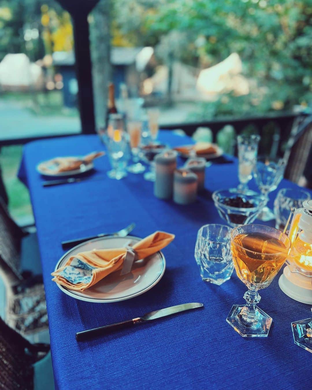 白澤貴子のインスタグラム：「Our annual glamping in summer🍉  家から運んできたアイテムと施設の食器でサッとテーブルセッティングを済ませ記念の集合写真を撮ったら、子どもたちは自分で食事を作り、プール遊びをして花火を楽しむ。 私たちはそれを横目に、時間を気にすることもなく大人な会話を愉しむ。  いつもと変わらない、だけどとっても贅沢な恒例行事。  #白澤と千葉県」