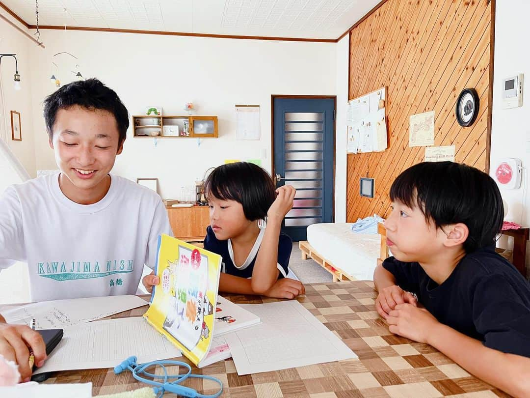 トテンのインスタグラム：「「読書感想文の書き方」的な、小学生(とその親)の救世主的マニュアル本を図書館で借り、 さらにたいぽんをお小遣いで釣って、つむちゃんの分を7月中に終わらせる。  ジェラシーたま姉さん。 自力でハリポタに挑む。半分も読まないうちに十五少年漂流記に変えるらしい。  こっちもたいぽんの出番か…💸」