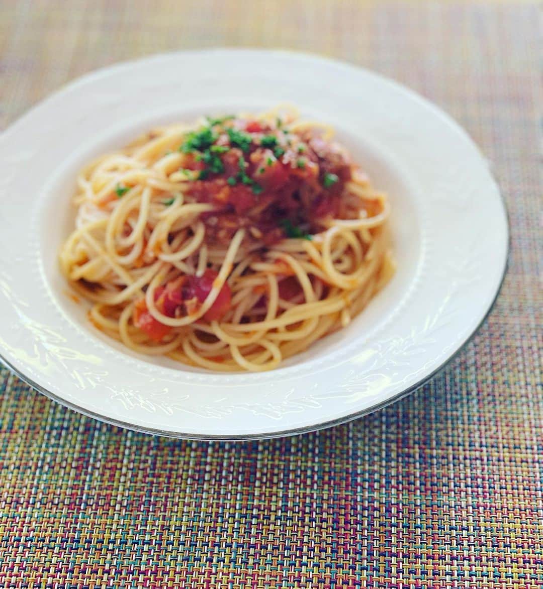 渡辺満里奈のインスタグラム：「.  ちょっとパスタ多過ぎた （しかもピンボケ）  ミートソース作り置きしておくと、ほんと便利。 みんな大好きミートソース  ★ #ミートソース #ラザニアにもできる #ナス焼いてミートソースかけてチーズたっぷり乗せて焼けば一品 #とりあえずミートソースとチーズさええればなんとかなる」