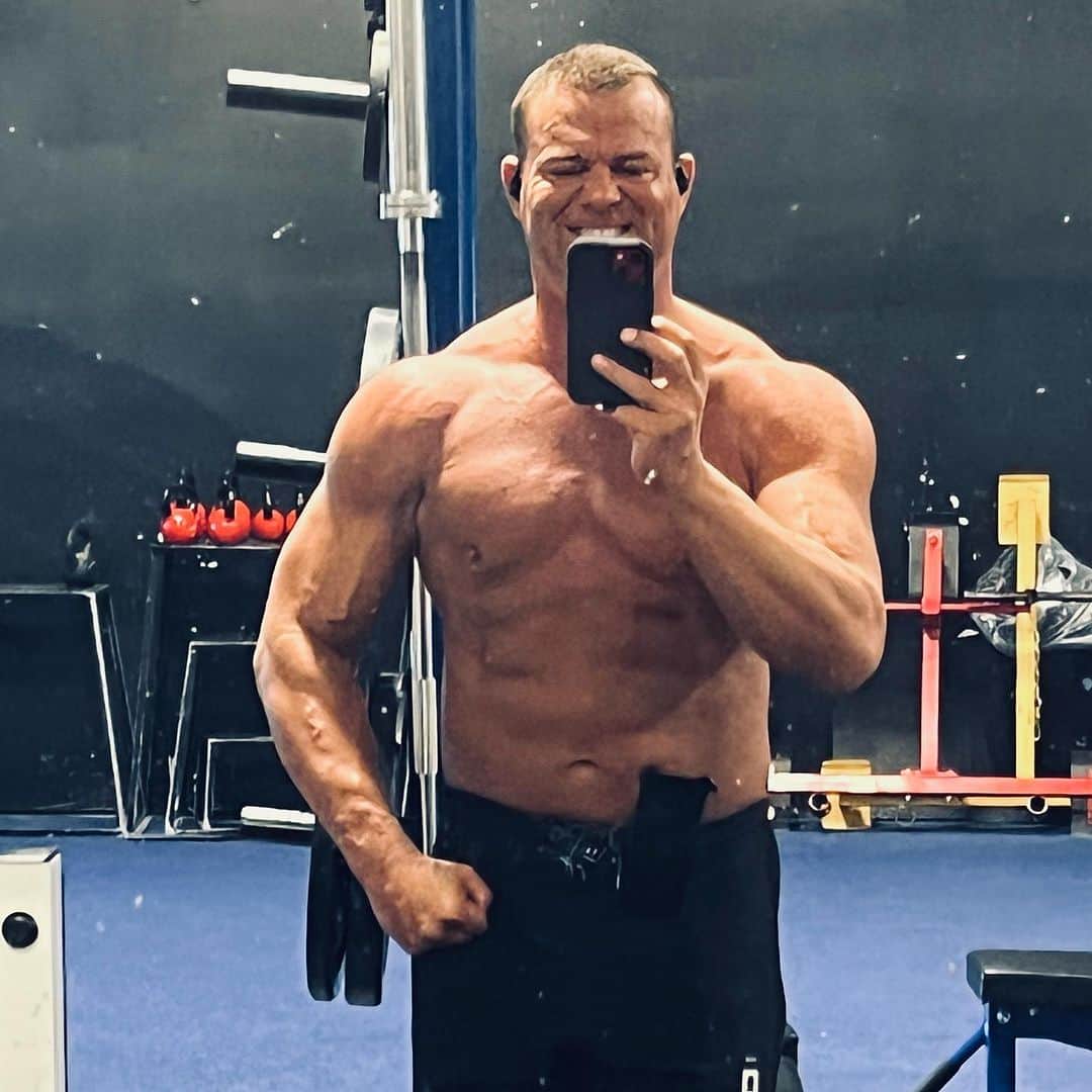 のインスタグラム：「Dryin’ Out 🔥💪💪」