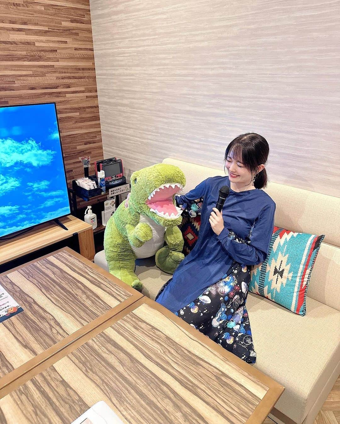 浅井麻里さんのインスタグラム写真 - (浅井麻里Instagram)「🪐宇宙×クラゲ柄ワンピース🪼 ⁡ みんな、カラオケ行ったら何歌うー？😚♬ ⁡ 恐竜くんとカラオケ♬♬🎤 ⁡ ここね、昨日投稿したホテルの中にある カラオケルームなの✨🎼 ホテルに宿泊してると無料でカラオケ歌い放題❤️😋 ⁡ この時に着てるのは、@scolar_official の 宇宙×クラゲ柄のユニークなデザインのワンピース💙🪐 切り替えで袖や裾が華やか✨🪼 ⁡ さらっと着られて楽ちんだし、 遊び心あるデザインが人と被らなくて良き❤️😉 @scolar_netshop ⁡ チュールも付いてたり、異素材ドッキングって感じで 面白いワンピース💙 ⁡ ⁡ #ScoLar #スカラー #scolar_ootd #scolar公式PR #個性的 #ハデカワ #着るアート #ワンピース #ホテル女子会 #女子会 #hotelstay #ホテルステイ #伊豆 #伊豆ホテル #アンダのおうち #アンダリゾート #伊豆高原 #熱海 #カラオケ #恐竜 #伊豆旅行 #ぬいぐるみ #karaoke」7月31日 12時27分 - mari_asai_625