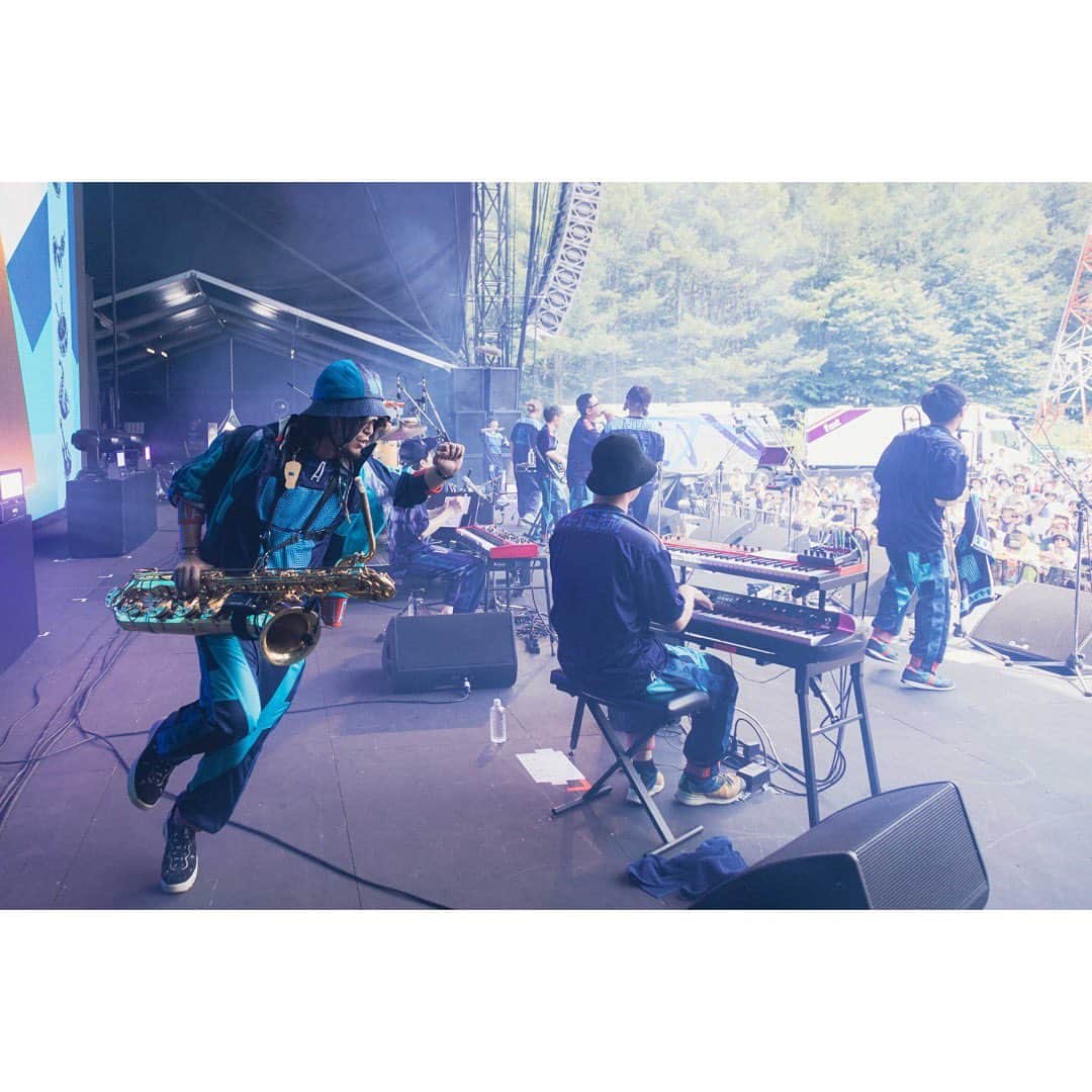 思い出野郎Aチームのインスタグラム：「FUJI ROCK FESTIVAL'23  【サポートメンバー】 ファンファン(Tp) @fafafafafanfan  Fukaishi Norio (Ba) @no_rio_  沼澤成毅 (Key) @nrknmzw  YAYA子 (Cho) @_ya_p  ペン子（手話通訳) @pennko_works   VJ 上山悠二 @yujikamiyama   📸①〜⑨ @pppanchiii  📸⑩ @kynantokoro」