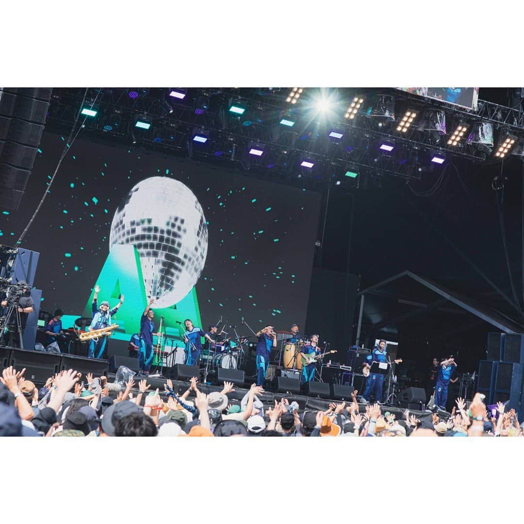 思い出野郎Aチームのインスタグラム：「FUJI ROCK FESTIVAL'23  思い出野郎Aチームを見てくださった皆さまありがとうございました！  1年ぶりのリベンジを無事果たし、パンパンのWHITE STAGEでライブが出来て最高でした✨  VJ @yujikamiyama  📸 @pppanchiii」