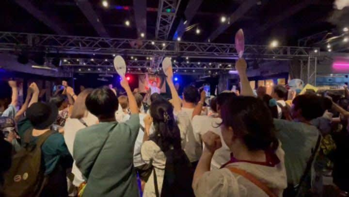 伊禮俊一のインスタグラム：「新宿エイサーまつり「サラバンジフェス」♪ 新宿は、沖縄でした✨  最高のお祭りでした✨暑い中足を運んでくださったみなさま、 実行委員のみなさま、 エイサー団体のみなさま、 ありがとうございました＆お疲れ様でした✨  来年も笑顔で会いましょう！  HP https://peraichi.com/landing_pages/view/shunirei/  #新宿エイサーまつり #新宿エイサー祭り #エイサー　#新宿　#新宿東南口　#サラバンジフェス　#MAJUN　#沖縄アーティスト　#音楽フェス　#伊禮俊一　#三線　#沖縄音楽」