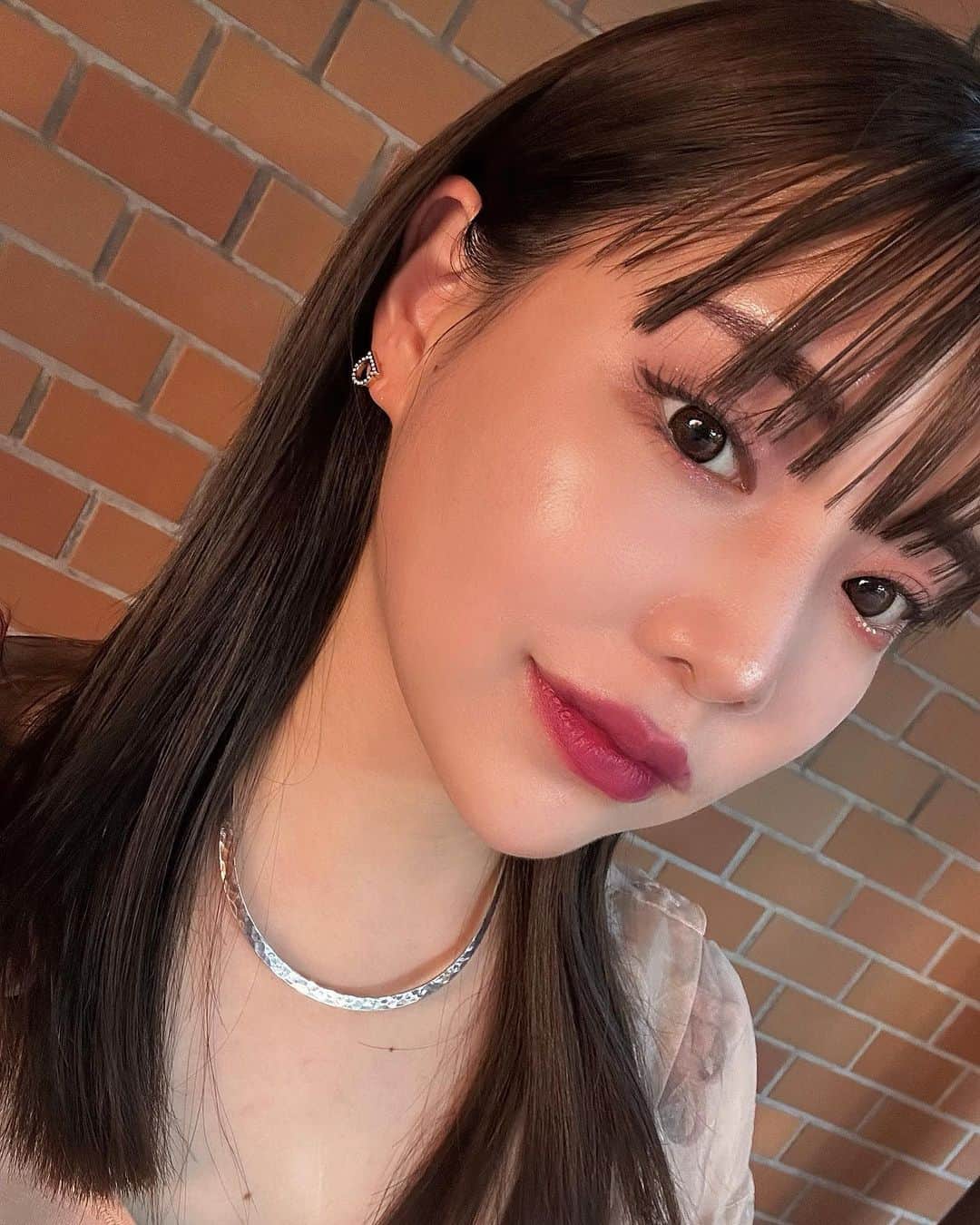 林田沙綾のインスタグラム：「new color 前回、嬉しいことに 暗髪好評だったから また、同じ色にしてもらった🫶🏻 @i_am_koki666 いつも、ありがとうございます〜  久々にさらさらトリートメントをしてもらってさらつやぁ〜 @t.109691121 ありがとうううう  #艶髪トリートメント  #艶髪カラー」