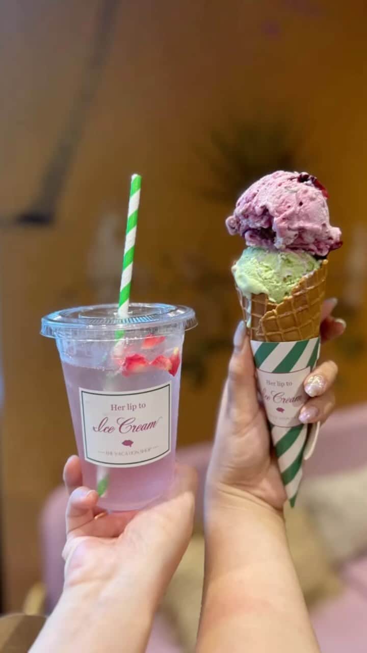 悠木ゆうかのインスタグラム：「herliptoから出ている期間限定ショップ  @herlipto_icecream にるなちゃんといってきました🍨🍒  日曜日だったので11時のオープンから20分ほど並んで整理券をもらった後は１時間ほどで呼ばれて店内へ💚🤍 整理券制度は暑い中外で待たなくていいから助かる🥹☀️ 私達はこの間にランチをすることができたよ🫰🏻  色とりどりの可愛いアイスクリームとグッツがあり定員の お姉さんお兄さんも優して色々気遣ってくれました💚🤍  暑くて甘いものがあまり食べれない私はローズレモネードを頼んだんだけどこれがさっぱりしていて美味しかった〜🌹  可愛いトートバッグも手に入れたので仕事や旅行に使いたいと思います💚🤍💚🤍  この後は @houseofherme  にもいけて大満足でした！  誘ってくれてありがとうるなちゃん💚🤍」
