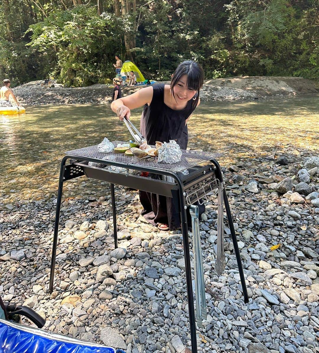 中山真見さんのインスタグラム写真 - (中山真見Instagram)「#bbq #秋川渓谷 川遊びと言えば〜のスポット😊 なんだかんだ毎年☺️ 子供たちは川で遊びながら、 わたしはひたすら焼く！！ ・ 炭火で焼くお野菜や海鮮お肉は本当に美味しい❤️❤️ チーズフォンデュも、 さつまいも、とうもろこし、じゃがバターも定番😋 締めは、焼きおにぎり！ ・ 次男も川遊びをかなり楽しんでいたので、 夏の間にあともう一回くらい行きたいな😊 ・ ・ #バーベキュー #川遊び #子供の遊び場 #夏 #夏遊び」7月31日 12時42分 - nakayamamami