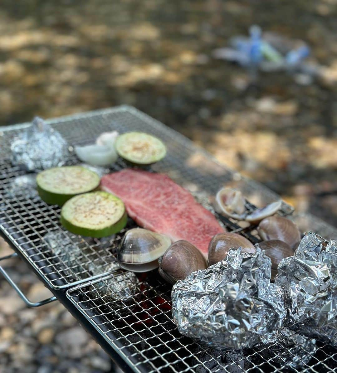 中山真見さんのインスタグラム写真 - (中山真見Instagram)「#bbq #秋川渓谷 川遊びと言えば〜のスポット😊 なんだかんだ毎年☺️ 子供たちは川で遊びながら、 わたしはひたすら焼く！！ ・ 炭火で焼くお野菜や海鮮お肉は本当に美味しい❤️❤️ チーズフォンデュも、 さつまいも、とうもろこし、じゃがバターも定番😋 締めは、焼きおにぎり！ ・ 次男も川遊びをかなり楽しんでいたので、 夏の間にあともう一回くらい行きたいな😊 ・ ・ #バーベキュー #川遊び #子供の遊び場 #夏 #夏遊び」7月31日 12時42分 - nakayamamami