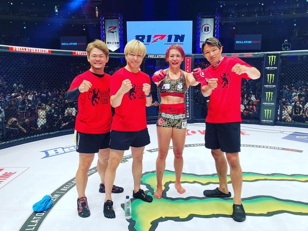 渡辺華奈のインスタグラム：「. 超RIZIN2判定勝ちでした。 日本での久しぶりの試合に入場から声援が力になりました。 批判的な声もあるけど、沢山の応援やメッセージが凄く嬉しかった。 一つ一つが支えてくれた。 実力不足を感じたのでまた頑張ります。 対戦してくださったヴィタ選手、チームのみんなありがとうございました。 応援ありがとうございました！！  It was a decision win with RIZIN. It was a fight in Japan. Cheering gave me strength. There are also critical voices. However, I am very happy to receive a lot of support and messages. Each one supports me. In order to make up for my lack of ability, I will advance again. Thank you for support! ! !  Thank you for Veta @vetaarteaga  for sharing cage with me. Thank you for coming to Japan. respect🙏  Team @fighters_flow  Support @takeshi.izumi  @kzk.ares  Coach @ueda_takao  @hayato.suzuki.0719   @rizin_pr  @bellatormma  #rizin #bellator #bellatormma  #超rizin2  #bellatorxrizin2  #mma #mmafighter #総合格闘技 #筋肉女子」