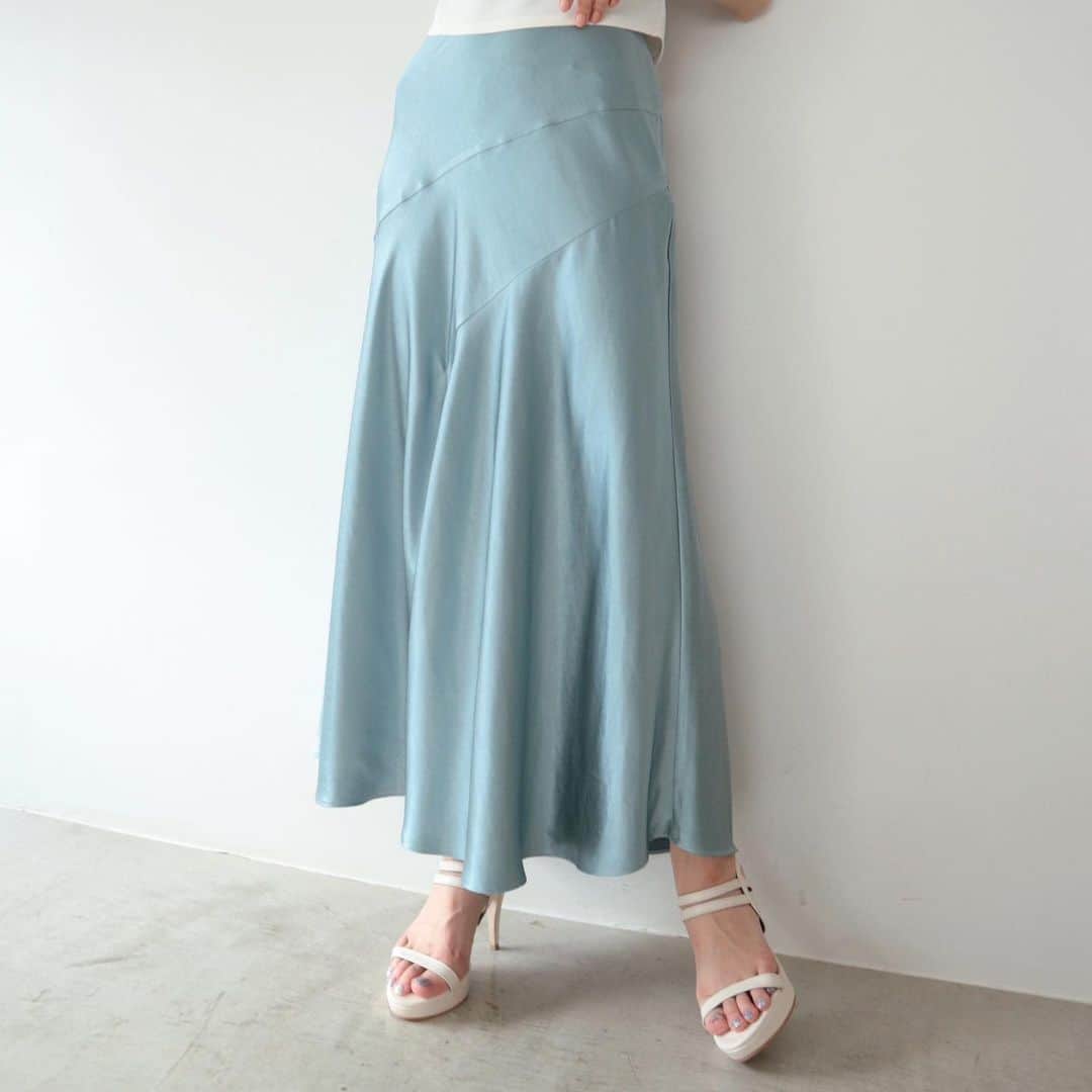 デュラスアンビエントのインスタグラム：「#サテンマーメイドマキシスカート <Ivory, Blue, Black>  瑞々しい艶めきを放つサテンマキシスカート。  リュクスな艶が、動くたびに表情を変え、華やかな印象へと導きます。  ウエスト周りはゆとりを持たせることで、身体のラインを拾い過ぎないエフォートレスな着心地に。  裾に向かってたおやかに広がるマーメイドシルエットが美しく、斜めで切り替えたアシンメトリーなフォルムで、さり気ないエッジを効かせました。  ＿＿＿＿＿＿＿＿＿＿＿ ✔︎ @ambient_styling #AMBIENT #ambient_official #ambientstyle #アンビエント #サテンスカート #スカート」