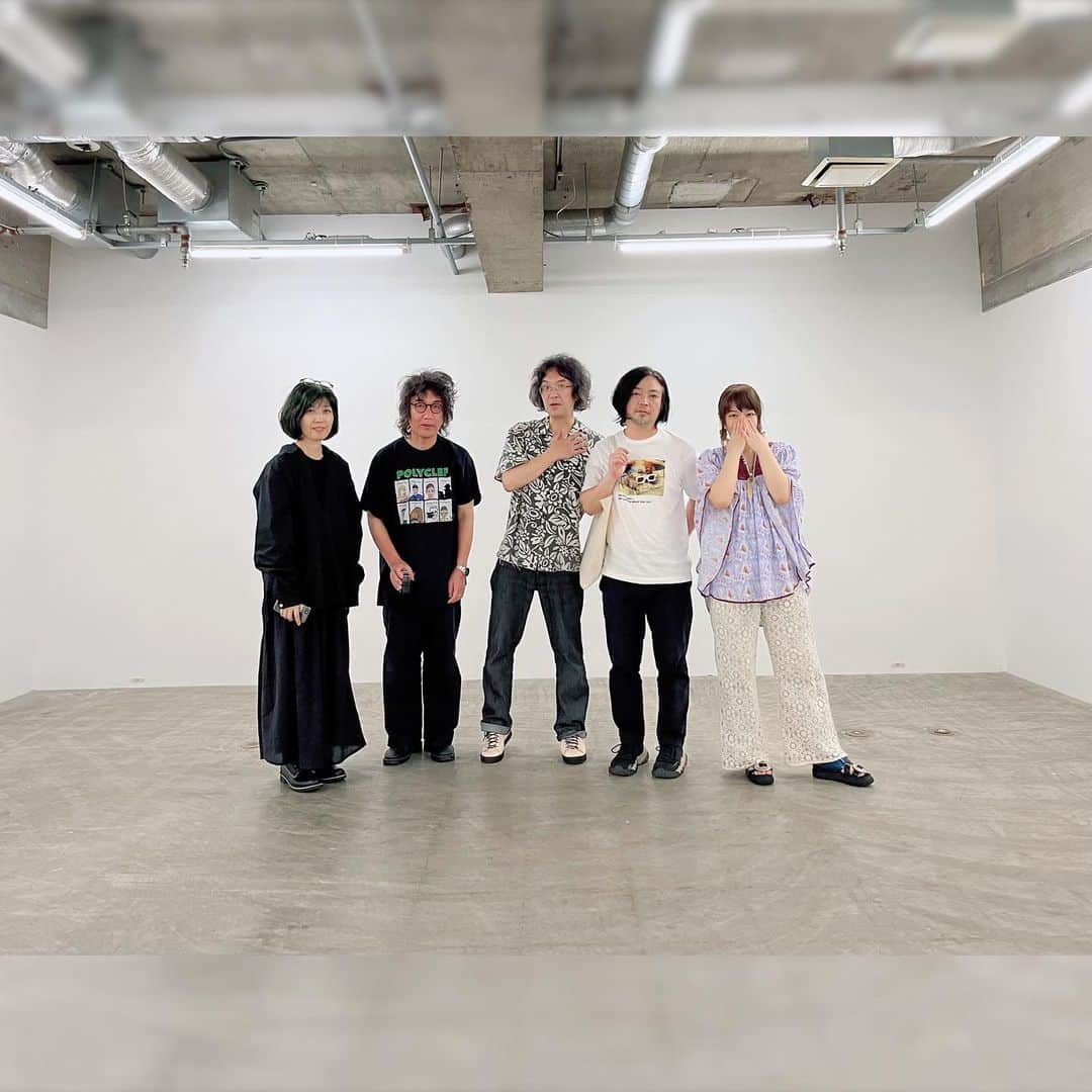 フルカワミキのインスタグラム：「7.30 “modulation8” @ CAVE AYUMI GALLERY   アナログフィルム、スライドを使用し壁に重なりができたり、感覚的な光と影の空間で、音を鳴らす自分の神経も遊ぶことができてとても楽しかったです😌🤲 　  アナログ機材を見たことも無い世代の方もいるようで、新鮮に感じるようですよ、とお話されていました。  金村さん小松さんの映像の中で、楽器のほかに今回は「星」が背景にある言葉を少し鳴らしたいと思いました。  ある程度ピックアップして、何にしようかは本番でしか自分もわかりませんが、 昨日は「星の王子様」の一節になりました。」