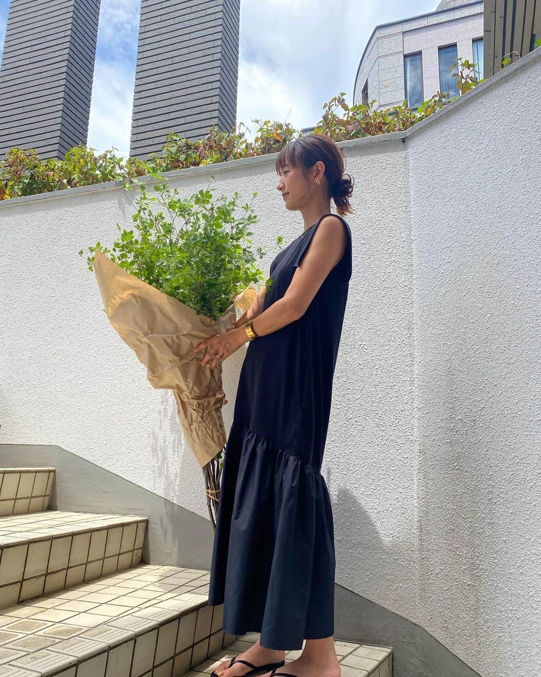 前田有紀のインスタグラム：「今日で7月も終わりですね！涼やかなドーダンツツジを仕入れてきました。暑くてお花は日持ちしにくいけど、ドーダンツツジは夏場の心強い味方です。  市場での仕入れと取材受けの今日は　#newans @newans.official のノースリーブのワンピースをばさっとかぶって出かけました！ コンビネーションペプラムワンピースは、膝上の切り替えがアクセントになって、可愛いし、そしてとっても涼しい。 肩のところがデザインされているので腕も少し華奢にみせてくれるのが嬉しいです。  東京で大事な取材受けがあり、ヘアメイクは加藤さんにお願いしました。 @ka0000528 @hairmake__kaunaloa  いつもありがとうございます〜🙏  one piece : @newans.official」
