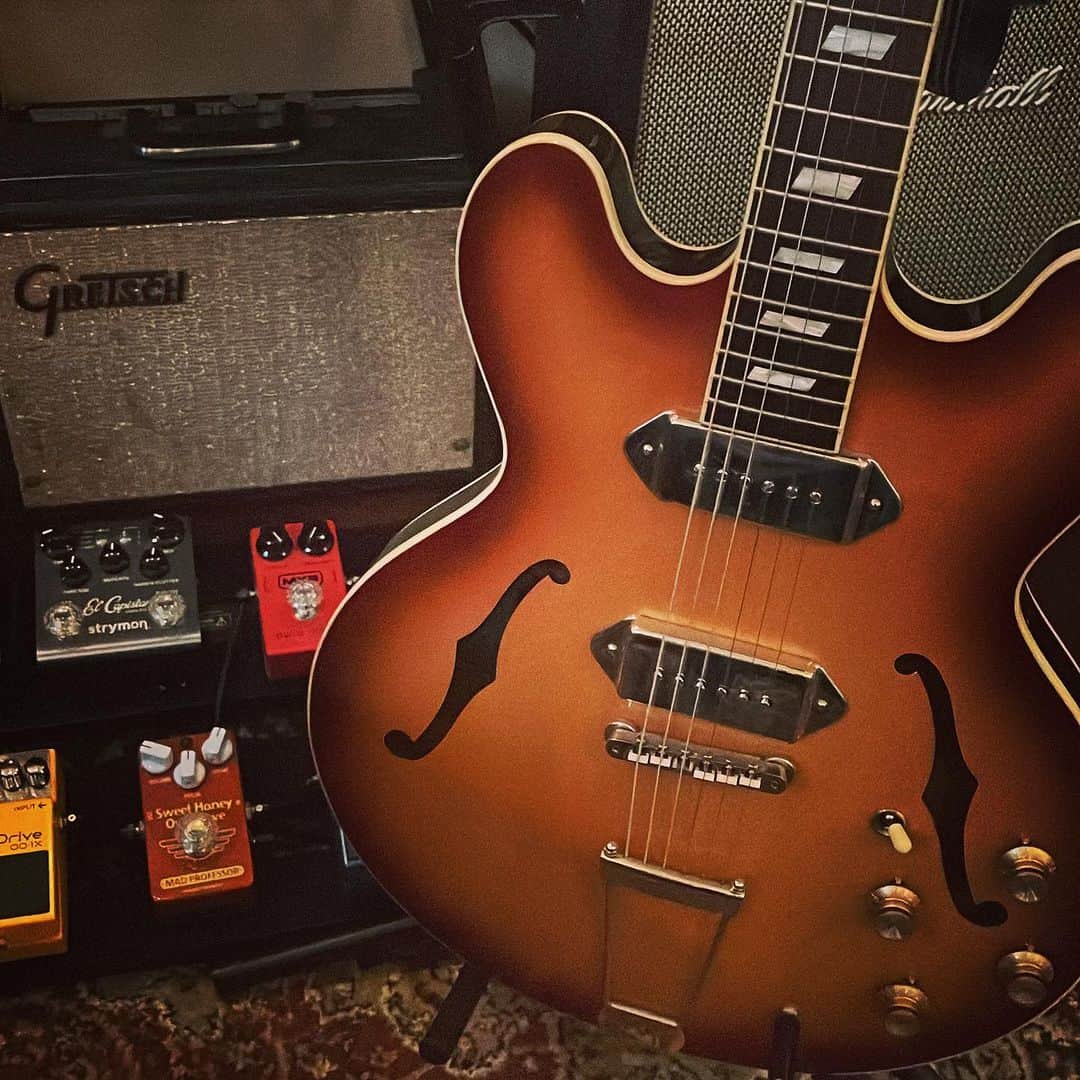 浅田信一のインスタグラム：「Guitar Rec USAカジノはGibsonナッシュビル工場製。 オケに馴染む良い音するなー。 すみません、見せびらかしみたくて🙏  #epiphonecasino  #epiphoneusacasino #gibson #epiphoneusa」
