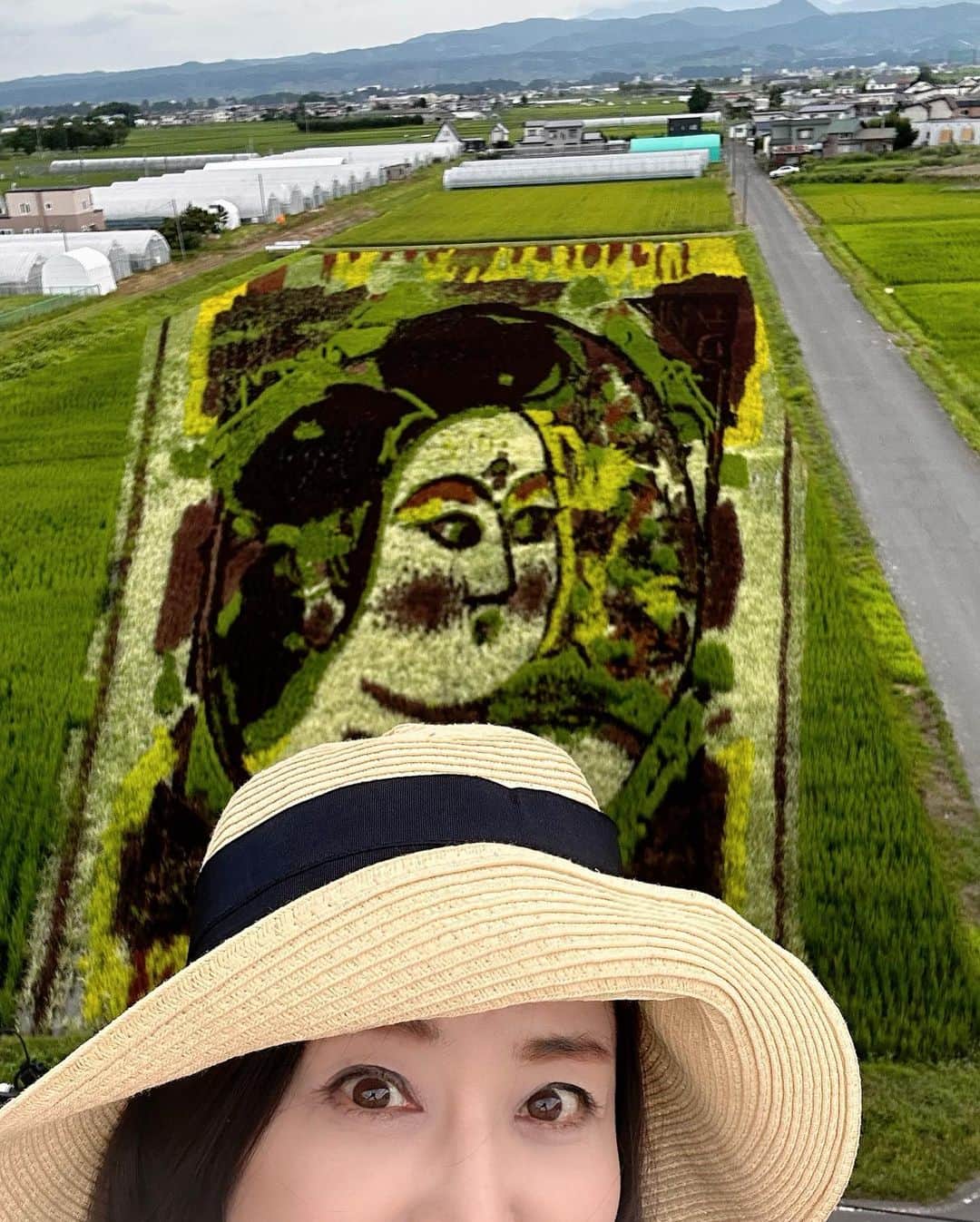 大桃美代子さんのインスタグラム写真 - (大桃美代子Instagram)「田んぼアートのクォリティーが高い！  ONE PIECEのルフィの版権クリアしての  田んぼアート。  ここは青森です。  田んぼを見に行く理由つくりが凄かった。  田舎館の役場がお城🏯なのも、面白い。  青森はアートでいっぱいです。  #青森県#田んぼアート2023#田んぼアート#onepiece #ルフィ#田んぼアートサミット#ドローン飛ばしたい#平成5年から#30年#地域活性化#SDGs」7月31日 12時53分 - miyoko_omomo