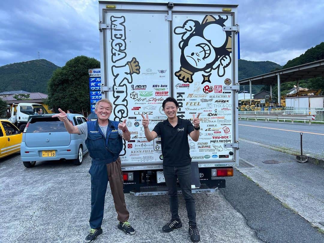 メガキングドットコム ｂy ＫＩＧさんのインスタグラム写真 - (メガキングドットコム ｂy ＫＩＧInstagram)「メガキングドットコムの中本です🤗 姫路市安富町の 新型Zの映えるお店✨ #z34fairlady   ピットロードM様に お邪魔させて頂きました*\(^o^)/* お宝有難う御座いました🙇✨  森下社長 ピットロードMの皆様 この度も有難う御座いました🙇✨ また宜しくお願い致します🚚✨  #姫路安富町 #pitroadm  #GTR #RB26DETT #チューニングショップ  #RH9 #z34fairladyz  #megaking  #kig  #autoparts  #carparts #YouTube #メガキンチャンネル #メガキング  #メガキングドットコム  #中古パーツ #中古パーツ買取り  #どこまでも #出張買取り #査定は人情 #感謝 #大阪 #箕面 #九州 #西日本 #パーツの王様 #メガゴリくん  #車屋さんと繋がりたい」7月31日 12時55分 - megaking_kig