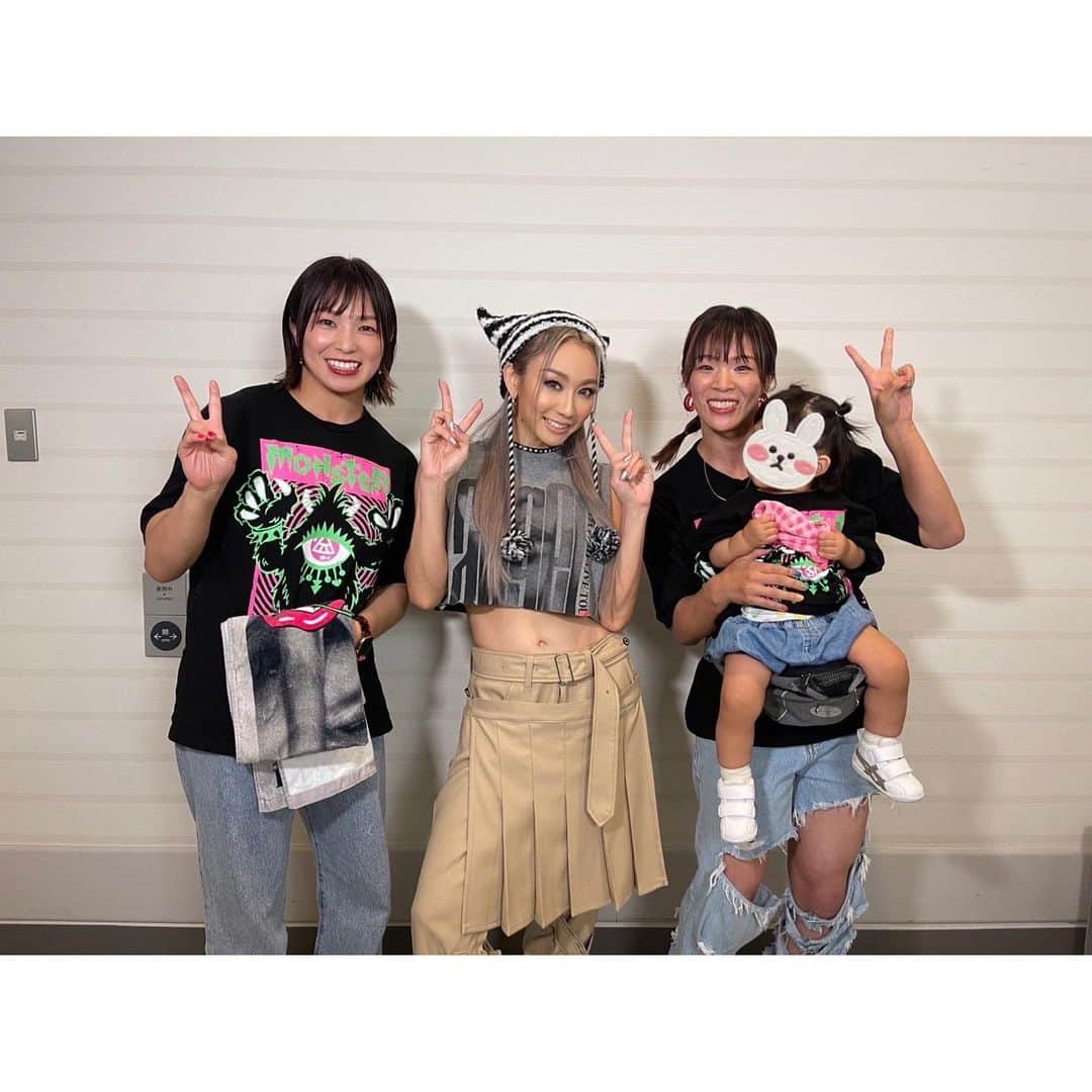 川井梨紗子さんのインスタグラム写真 - (川井梨紗子Instagram)「. KODAKUMI LIVETOUR 2023 monster & engel👾🪽  3人でお揃いのツアーTシャツ着て行ってきた♡ 行けば行くほど倖田來未にハマってしまう、、だいすきだー🥲🩷  #kodatour23」7月31日 13時04分 - risako_kawai