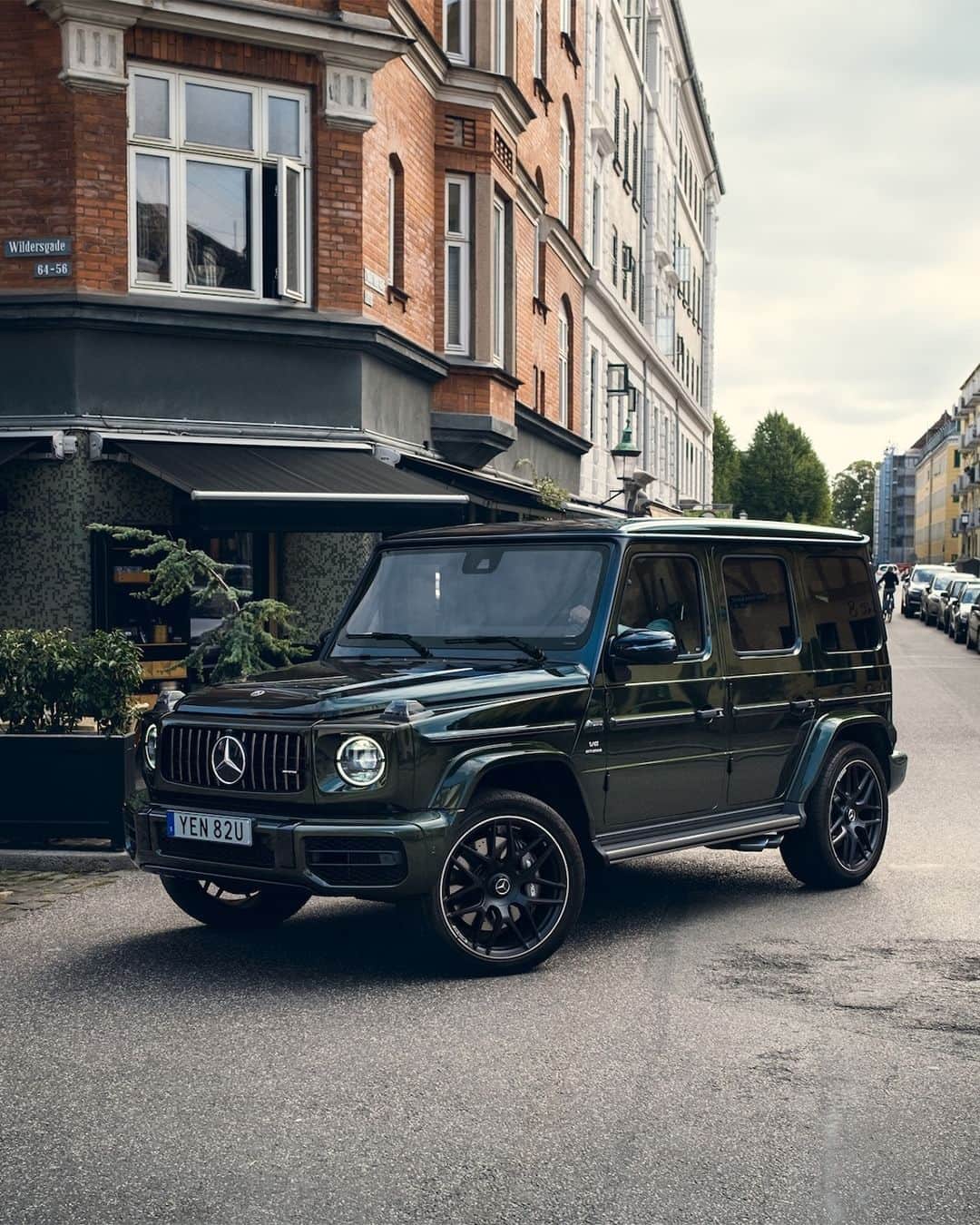 Mercedes-Benz Thailandのインスタグラム：「วันจันทร์นี้มาพบกับความเท่ และแข็งแกร่งอย่างมีสไตล์ไปกับ Mercedes-AMG G 63 ที่มาพร้อมไฟหน้าทรงกลมแบบ MULTIBEAM LED เทคโนโลยีขั้นสูงที่ช่วยให้ทัศนวิสัยการขับขี่ของคุณเป็นไปอย่างมีประสิทธิภาพและปลอดภัยมากที่สุด ผสมผสานกับพละกำลังอันแข็งแกร่งจากเครื่องยนต์ V8 BITURBO เข้ามาช่วยเติมเต็มทุก Performance ของทุกการขับขี่ที่เป็นคุณ  *อุปกรณ์บางส่วนในภาพอาจแตกต่างจากที่จำหน่ายจริง โปรดตรวจสอบรายการอุปกรณ์ของรถยนต์แต่ละรุ่นที่ผู้จำหน่ายฯ อย่างเป็นทางการทั่วประเทศ​​  📷  denizsaylanphotographer (IG) for #Mbcreator via Mercedes-Benz G-Class   #AMGMonday #GClass #G63 #DrivingPerformance #MercedesAMG #MercedesBenzThailand」