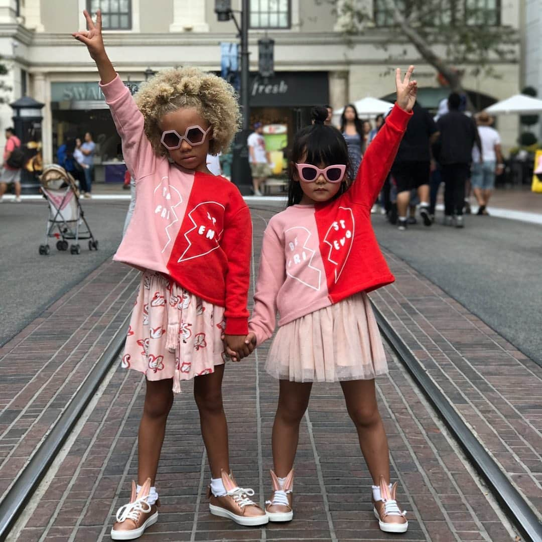 Zooey Miyoshiさんのインスタグラム写真 - (Zooey MiyoshiInstagram)「So good to hang out with old friends this summer!! We go wayyyy back and love how they have grown up together creating so many amazing mementoes! Happy National Friendship Day @zooeyinthecity @maisassygirl @theblaiseshow #internationalfriendshipday」7月31日 13時00分 - zooeyinthecity