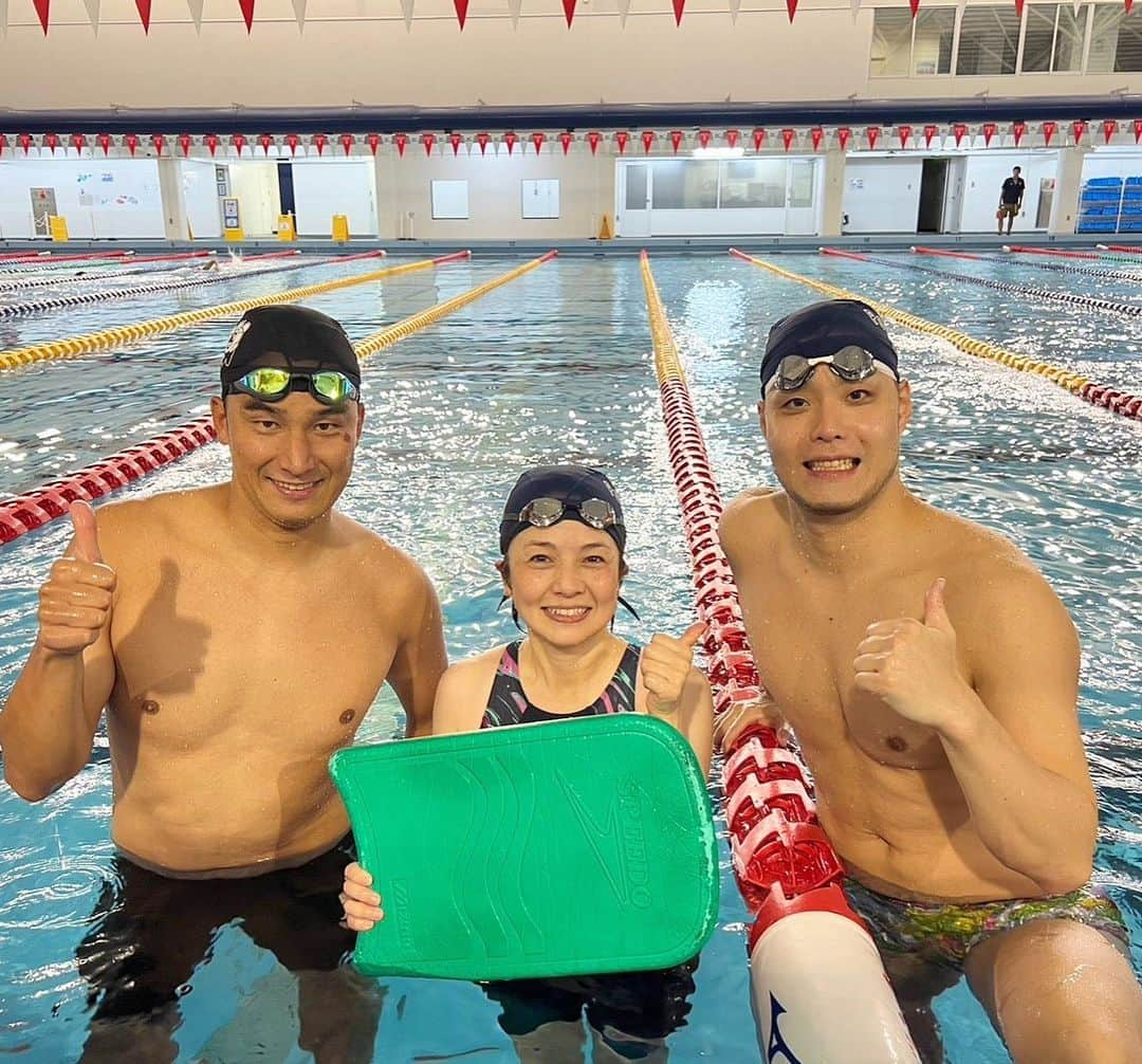 西山喜久恵さんのインスタグラム写真 - (西山喜久恵Instagram)「🏊‍♀️ 世界マスターズ水泳の本番が迫る中、ぽかぽかの撮影にまた松田丈志さんか来てくださいました。 今回は、スタートと浮き上がりのタイミングの改善がテーマでした。 まずは、飛び込んだ後のドルフィンキックの練習。 松田さんが実際に泳いでお手本を見せてくださったのですが、あまりに綺麗で見惚れてしましました。 更に、松田さんが現役の時から使用しているビート板を使って練習をさせて頂き、キツイけど夢のような時間でした。 世界水泳の解説前でお忙しい中、本当にありがとうございました😭  娘の水泳の大会で応援に行っていた東京スイミングセンターで泳げるなんて‼️これまた初体験。トウスイのスタッフのみなさん、ご協力頂きありがとうございました😭  タイムがまた縮まる予感がします‼️  #ぽかぽか #松田丈志 #貴重な時間をありがとうございます #きょうのきくえ #世界マスターズ水泳2023  #前田康輔コーチ #飛び込みの練習 #翌日お尻の筋肉痛 #東京スイミングセンター」7月31日 13時11分 - kikue_nishiyama