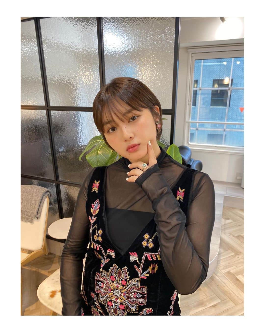 箭内夢菜のインスタグラム：「伸びてきたので、溝口さんに整えて頂きました〜♡  伸びるのが早すぎて、もう少しでボブくらいになりそうです笑  普段自分でセットする時は、クセに任せてしまうのですが 溝口さんが超いい感じのストレートショートにしてくださったので これからはストレートもやろうと思います🥰  前髪も軽めになったし、お気に入りです〜♡ ありがとうございました☀️   #CLASSE表参道 @jun_mizoguchi」