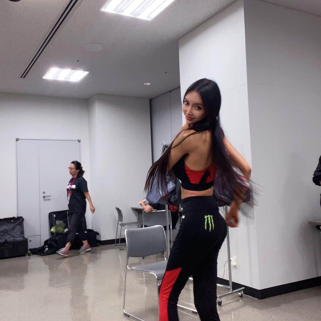 西垣梓のインスタグラム：「Hurry💫」