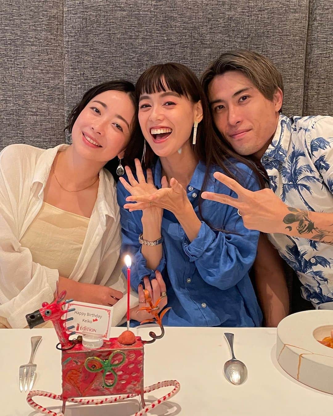 優美のインスタグラム：「- けーこの誕生日の思い出🎂 たくさん食べて、たくさん撮って、たくさん笑った1日でした🩵🩵🩵  デザートのシャーベット2連ちゃんはびっくりしたけど笑 ご飯はとても美味しかった😋  ポラロイドの撮影は良き発見が!! いつもは白黒だけどポラはカラーがとてもよかったね✨ 流石リキ氏!! @rickeyhirokawa   来年もお祝いさせてね🫶🏻🇯🇵  LUNCH▼  @edition_koji_shimomura_tokyo  CAKE▼ @theveganmarshmallooow」