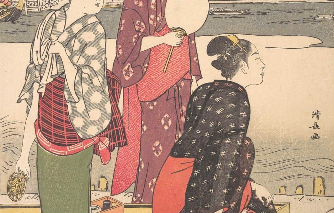 職人.comさんのインスタグラム写真 - (職人.comInstagram)「【銀座の打ち水イベント】  連日の猛暑、涼を呼び込む日本の生活文化「打ち水」をご活用されていますか？打ち水が初めて日本の歴史に登場したのは、戦国時代から安土桃山時代にかけてだそうです。「茶の湯」はこのころに成立し、礼儀作法としての打ち水が行われました。江戸時代には打ち水が俳句や浮世絵に登場し、涼を取るための手段として一般的だったと考えられています。家では障子や窓を開け、簾（すだれ）や葭簀（よしず）を吊って日除けをし、昼過ぎには打ち水をして縁側や水辺など夕涼みを行い、夜は蚊帳や蚊遣りを炊き、戸や窓を開けて団扇であおぎながら寝ていました。  打ち水とは、暑い時期に二次利用水を活用し、道や庭先に水をまくことです。生活習慣化することで無理のない節水につながり、貴重な水資源の有効利用やヒートアイランド対策、冷房機器の使用減少による温室効果ガス排出量の削減効果も期待できます。打ち水は水が蒸発するときに熱を奪う気化熱を利用したものですが、打ち水の効果を高めるポイントは日陰にまくことです。真夏の日向は暑すぎてすぐに蒸発してしまい、十分な効果が得られないので、朝夕または日陰にまいておくことで、ゆっくりと蒸発する効果と日向との温度差によりそよ風を起こす効果が期待できます。エアコンについては、室外機に直接水をかけるのではなく、周りの床や壁などに打ち水をします。室外機の周辺温度が高いとうまく熱を排出することができないので、冷房性能の低下を招き、過度に電気代も消費してしまいます。  銀座の土日祝開催のホリデープロムナード（歩行者天国）では、8月5日（土）に「ゆかたで銀ぶら」というイベントが開催されます。毎年夏の風物詩でもあるゆかたを着て銀座にお越しいただき、いっときの涼を楽しむというものです。催しは「銀座涼風計画・打ち水」や「盆踊り」などがあるそうです。打ち水は16時から、3丁目から6丁目の中央通りで開催されます。銀座へ夕涼みを楽しみに、ぜひお出かけください。  ゆかたで銀ぶら2023 https://ginbura.ginza.jp/event/ 銀座ショールーム https://www.shokunin.com/jp/showroom/ginza.html 栗川商店　渋うちわ https://www.shokunin.com/jp/kurikawa/  参考資料 https://uchimizu.jp/events/ https://ja.wikipedia.org/wiki/打ち水 https://ja.wikipedia.org/wiki/大暑 https://ja.wikipedia.org/wiki/処暑 https://uchimizubiyori.metro.tokyo.lg.jp/knowledge/  @shokunincom  #職人ドットコム #京都市 #上京区 #中京区 #西陣 #キッチン用品 #調理道具 #調理器具 #料理道具 #台所道具 #手仕事 #暮らしの道具 #暮らしを楽しむ #工芸品 #民芸 #民藝 #うちみず #打ち水 #打水 #栗川商店 #渋うちわ #来民 #来民渋うちわ #来民うちわ #来民渋団扇 #来民団扇 #打ち水イベント #ゆかたで銀ぶら #銀座涼風計画書打ち水 #銀座涼風計画」7月31日 13時28分 - shokunincom