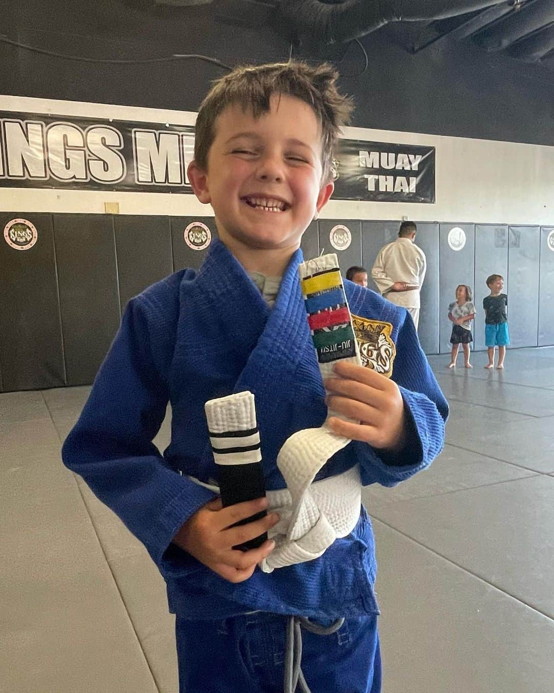 クリスティン・ヒルデブランドのインスタグラム：「Proud of this kid for trying new things, especially because that doesn’t come easy to him. When we first took him to juijitsu & muay thai classes, he wanted nothing to do with it, but we hung in there and now he absolutely LOVES it, trains four days a week, and recently earned his first stripes on his little white belt🥹. He also gave surf camp a shot this summer (hated it 🫣😂) but sissie caught a few waves so we’ll call it a win🤙🏻.」