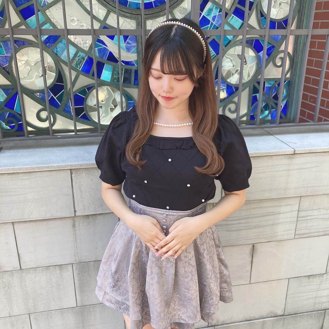 evelyn.coordinateのインスタグラム：「୨୧  𝑁𝑒𝑤 𝑎𝑟𝑟𝑖𝑣𝑎𝑙💞💫  ♡ #ポイントビジューパールニット 　 color OW/PI/DPI/BK 　 price ¥6,400  新作ニットのご紹介です🧶♡  首元のパールや散りばめられた ビジューが華やかな印象にしてくれます🥂  さりげないキルティングもポイント✨  秋にもってこいの1枚となってます♡  152cm  #evelyn #エブリン #ガーリーコーデ #甘めスタイル #甘めコーデ #清楚コーデ #可愛い #girly #feminine #パステル #evelynコーデ #フェミニンコーデ」