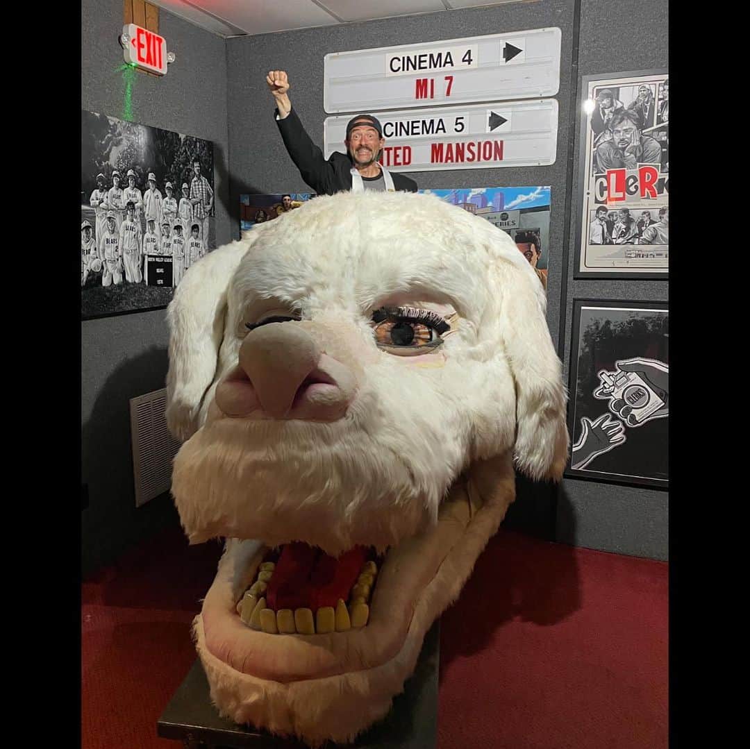 ケヴィン・スミスのインスタグラム：「With a little Luck, you’ll stop dragon your feet and come see a show at @smodcastlecinemas - Where the Movies Come to Play! This weekend, we watched @barbiethemovie on Friday, celebrated my 53rd birthday on Saturday with a live reading of my old @superman Lives script as performed by me, @austinzajur, @harleyquinnsmith, @odblues7, @mingchen37, @michaelzapcic, and @siobhansbeard, and screened 80’s classic #theneverendingstory on Sunday with special guests The Empress herself  @tamistronach_ and #falkor! Thank you to everyone who attended any of the #smodcastle shows (especially those that suffered through a long auction before #supermanlives)! You can come to the Castle for The Movies That Made me on Sunday nights in August as well as Eddie Murphy Mondays, but the next big event that just went on sale is #chasingamy with  @joeylaurenadams! Tickets available at the link in my bio! (Photos by @ginamz831, @ryancervasio, and @mingchen37!) #KevinSmith」
