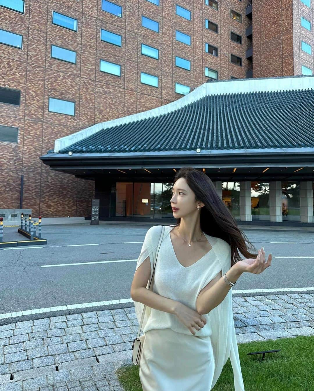 キム・ミニさんのインスタグラム写真 - (キム・ミニInstagram)「크림입니다. 숄세트의 온화한 느낌을 가장 극대화시켜주는 우아한 컬러죠❤️  오늘도 너무 덥죠? 너무 나가기 싫고 꾸미기 귀찮을 때,  하지만 출근은 해야하고 약속은 지켜야 하니까 남은 여름부터 간절기 내내 이 숄세트로 옷걱정 다 해결하세요..!  일반적인 제품이 아닌  최고수준의 제품만을 만들어내는 전문 공장에서 만드는 홀가먼트 니트세트에요.  아주 얇고 투명하게 날개를 걸친 것처럼 완벽하게 몸을 감싸줍니다. 물흐르듯 부드럽게 흐르는 핏인데 착 감싸주어 어깨에서 흘러내리지도 않아요🫢  여름 옷 마지막 하나 사서 뽕 뽑아야겠다 라면 연령대 상관없이 이 숄세트 무조건 하셔야 해요.  폭염 더위 내내 저역시 정말 산뜻하고 시원하게 입어주고 있고,  간절기까지 오래 활용할 수 있거든요!  가격 공지를 아직 못했는데  공임비가 정말 너무 비싸서 최대한 누르고 있습니다😭  이 무더위에 많은 분들이 입으셔야 할 너무 잘 만든 옷이라 제 마진도 다 포기하고 오픈할게요.. 오늘 밤 8시입니다❤️  숄 가디건, 니트탑은 무조건 세트 추천입니다☝🏻」7月31日 13時41分 - mimiwor