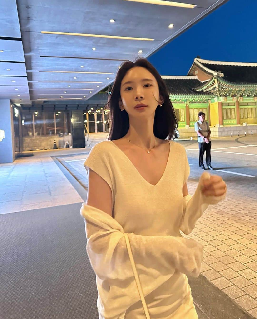 キム・ミニさんのインスタグラム写真 - (キム・ミニInstagram)「크림입니다. 숄세트의 온화한 느낌을 가장 극대화시켜주는 우아한 컬러죠❤️  오늘도 너무 덥죠? 너무 나가기 싫고 꾸미기 귀찮을 때,  하지만 출근은 해야하고 약속은 지켜야 하니까 남은 여름부터 간절기 내내 이 숄세트로 옷걱정 다 해결하세요..!  일반적인 제품이 아닌  최고수준의 제품만을 만들어내는 전문 공장에서 만드는 홀가먼트 니트세트에요.  아주 얇고 투명하게 날개를 걸친 것처럼 완벽하게 몸을 감싸줍니다. 물흐르듯 부드럽게 흐르는 핏인데 착 감싸주어 어깨에서 흘러내리지도 않아요🫢  여름 옷 마지막 하나 사서 뽕 뽑아야겠다 라면 연령대 상관없이 이 숄세트 무조건 하셔야 해요.  폭염 더위 내내 저역시 정말 산뜻하고 시원하게 입어주고 있고,  간절기까지 오래 활용할 수 있거든요!  가격 공지를 아직 못했는데  공임비가 정말 너무 비싸서 최대한 누르고 있습니다😭  이 무더위에 많은 분들이 입으셔야 할 너무 잘 만든 옷이라 제 마진도 다 포기하고 오픈할게요.. 오늘 밤 8시입니다❤️  숄 가디건, 니트탑은 무조건 세트 추천입니다☝🏻」7月31日 13時41分 - mimiwor