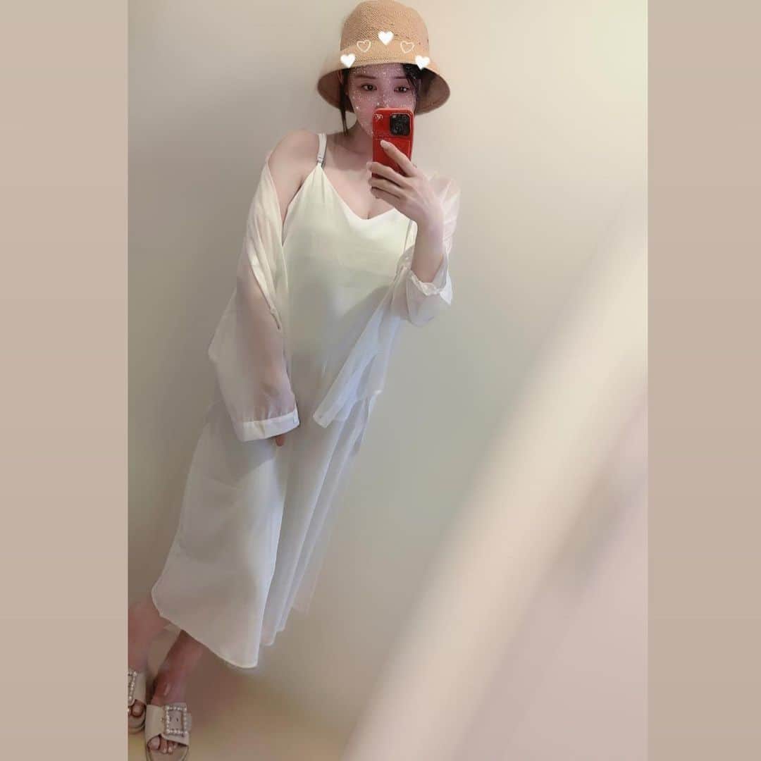 手島優のインスタグラム：「・  @lewis_lie_ さんの  ・キャミソールワンピース ・シアーシャツ  合わせてみました✨  どちらもサラッとしてて軽くて着やすいし、合わせやすいアイテム♪ 　 シアーシャツは後ろのリボンも可愛いんです🎀  後ろ姿もぬかりなく👍 かなり使えるのでオススメ💕 　  マタニティの私でもスッキリゆったり着られました！！　  下にレギンスとかパンツ合わせても可愛いと思います👖🎶　  ん〜やっぱり  ホワイトコーデ好き🤍  ・  お買い物する時に クーポンコード 【tejimayuu0827】と入力すると 20%OFFになるとのことなので お買い物の際はぜひ使ってみてください☺️  ＊20%OFFクーポンの有効期限は　 2023/09/30/23：59までです🌻  #lewislie #ワンピース　#ワンピースコーデ #ホワイトコーデ　#pr #夏　#夏コーデ #楽ちんコーデ #爽やかコーデ」