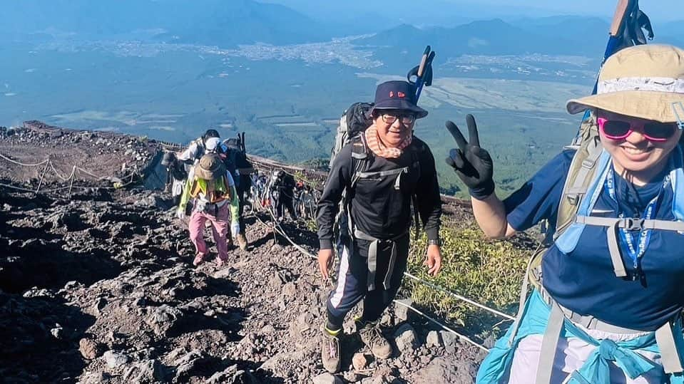 小石田純一さんのインスタグラム写真 - (小石田純一Instagram)「富士登山④ 7合目に到着。岩場をよじ登るように登ります。けっこうハードになってきました。思ったより富士山は過酷なことに気づきはじめました…。  #富士山 #富士登山  #登山 #gたかし さん #ジャッキーちゃん さん #石川不遼 さん #中垣みな さん #きのこちゃん  #小石田純一 #ものまね芸人  #お笑い芸人 #キサラ芸人」7月31日 13時55分 - koishida.trendy