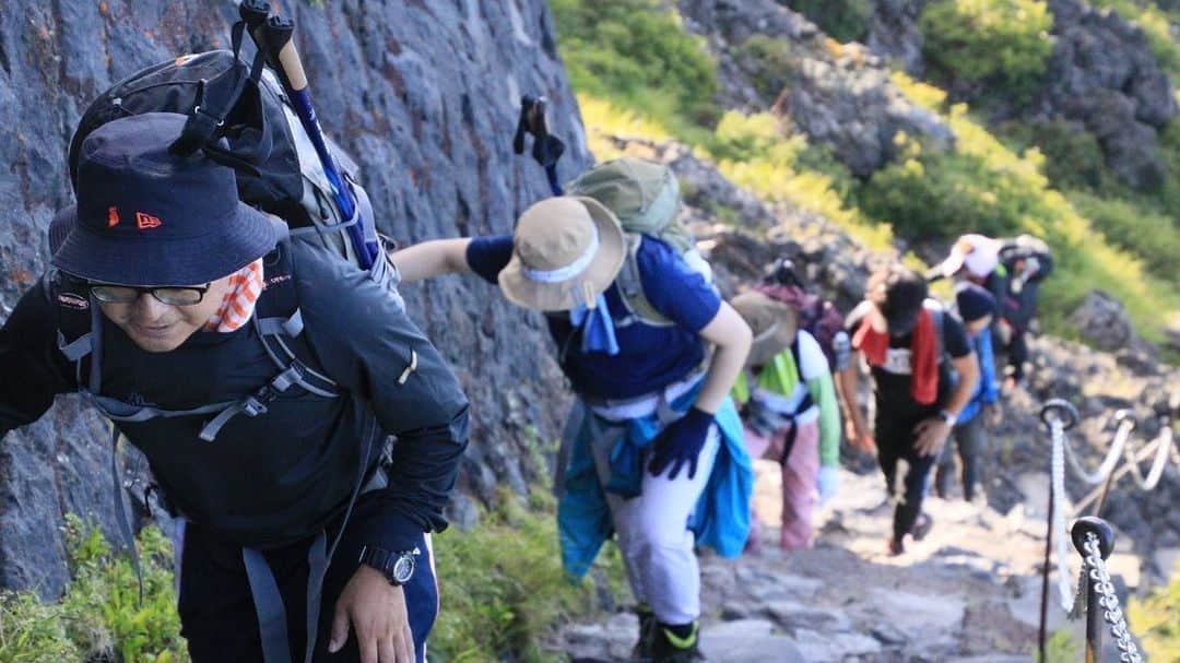 小石田純一さんのインスタグラム写真 - (小石田純一Instagram)「富士登山④ 7合目に到着。岩場をよじ登るように登ります。けっこうハードになってきました。思ったより富士山は過酷なことに気づきはじめました…。  #富士山 #富士登山  #登山 #gたかし さん #ジャッキーちゃん さん #石川不遼 さん #中垣みな さん #きのこちゃん  #小石田純一 #ものまね芸人  #お笑い芸人 #キサラ芸人」7月31日 13時55分 - koishida.trendy