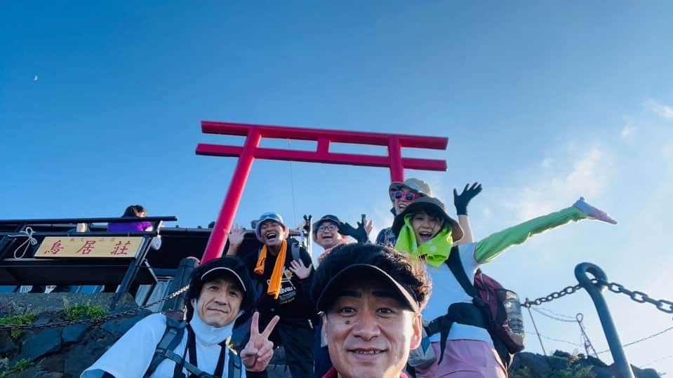 小石田純一さんのインスタグラム写真 - (小石田純一Instagram)「富士登山④ 7合目に到着。岩場をよじ登るように登ります。けっこうハードになってきました。思ったより富士山は過酷なことに気づきはじめました…。  #富士山 #富士登山  #登山 #gたかし さん #ジャッキーちゃん さん #石川不遼 さん #中垣みな さん #きのこちゃん  #小石田純一 #ものまね芸人  #お笑い芸人 #キサラ芸人」7月31日 13時55分 - koishida.trendy