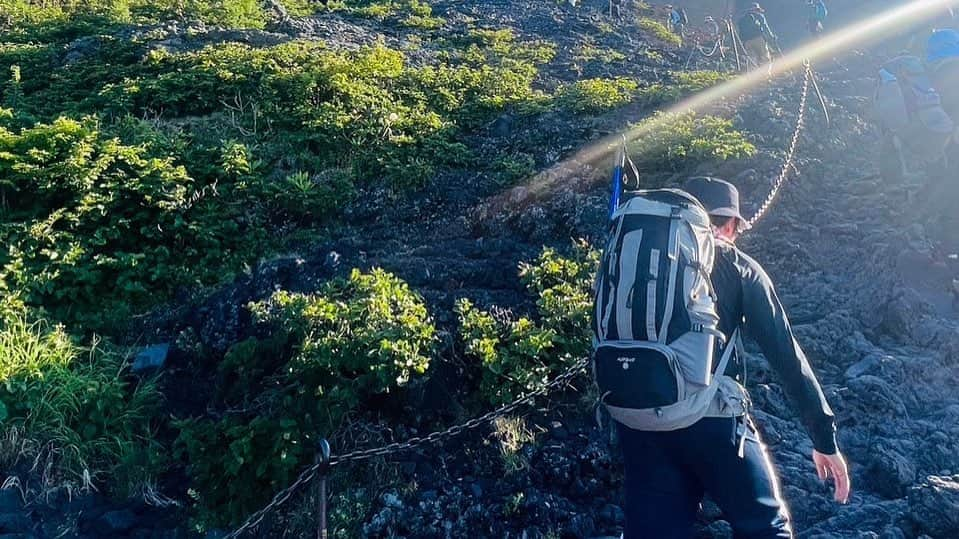 小石田純一さんのインスタグラム写真 - (小石田純一Instagram)「富士登山④ 7合目に到着。岩場をよじ登るように登ります。けっこうハードになってきました。思ったより富士山は過酷なことに気づきはじめました…。  #富士山 #富士登山  #登山 #gたかし さん #ジャッキーちゃん さん #石川不遼 さん #中垣みな さん #きのこちゃん  #小石田純一 #ものまね芸人  #お笑い芸人 #キサラ芸人」7月31日 13時55分 - koishida.trendy