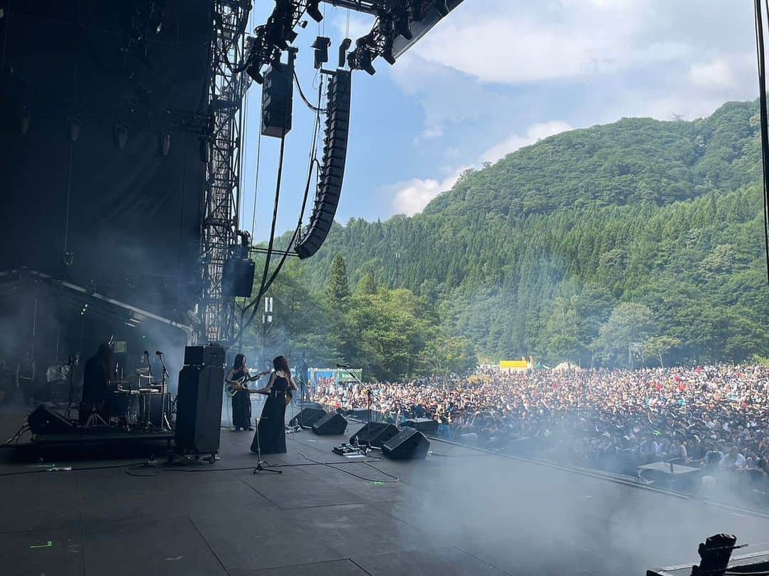 塩塚モエカさんのインスタグラム写真 - (塩塚モエカInstagram)「thank you FUJIROCK23' はじめてのGREEN STAGE たのしかった~🪅  hm @kikamkn  st @tsugumiw   @fujirock_jp  #fujirock」7月31日 13時55分 - hiz_s