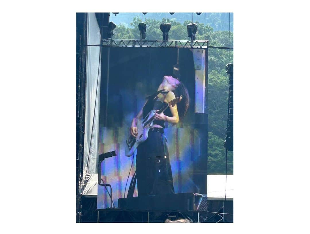 塩塚モエカさんのインスタグラム写真 - (塩塚モエカInstagram)「thank you FUJIROCK23' はじめてのGREEN STAGE たのしかった~🪅  hm @kikamkn  st @tsugumiw   @fujirock_jp  #fujirock」7月31日 13時55分 - hiz_s