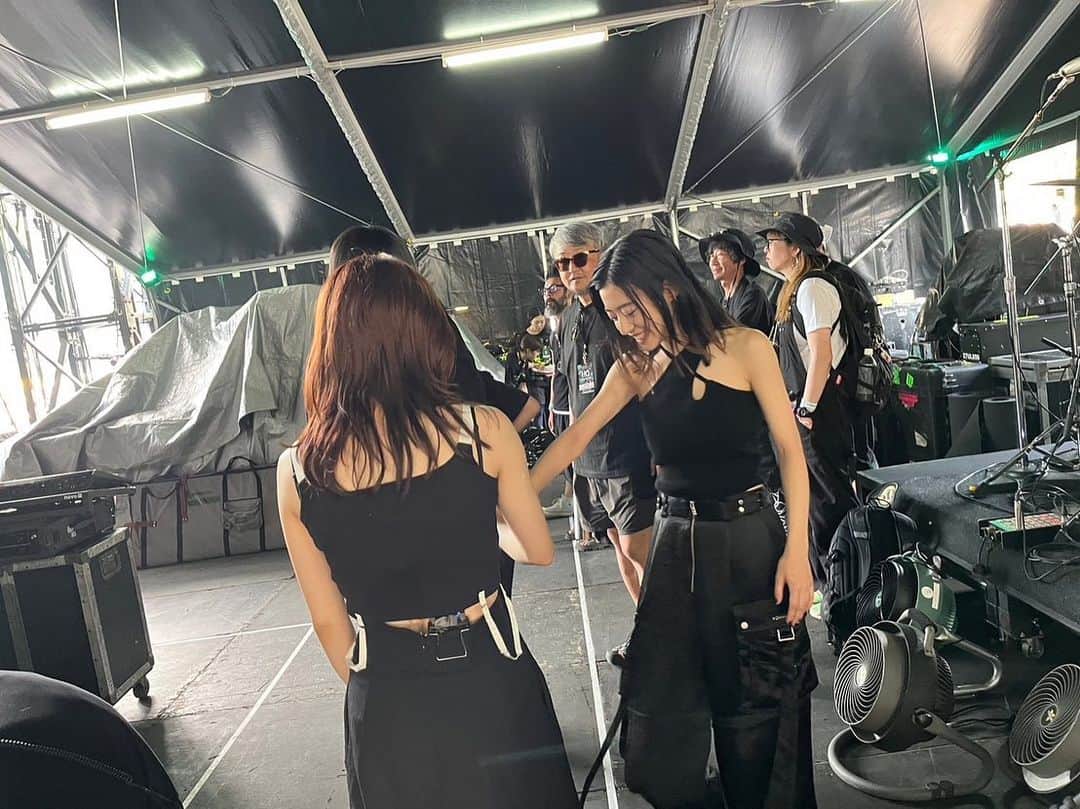 塩塚モエカのインスタグラム：「thank you FUJIROCK23' はじめてのGREEN STAGE たのしかった~🪅  hm @kikamkn  st @tsugumiw   @fujirock_jp  #fujirock」