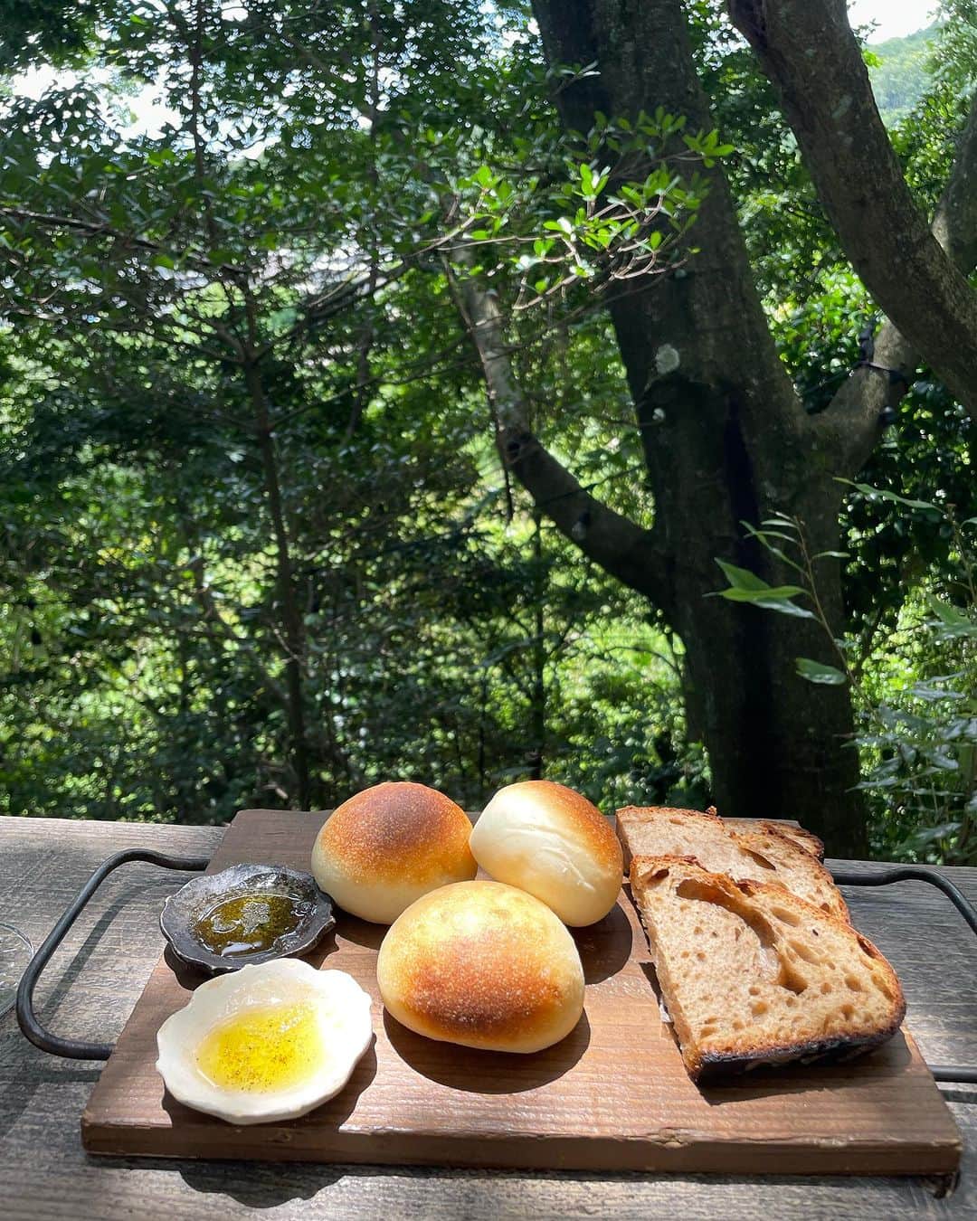 小川薫さんのインスタグラム写真 - (小川薫Instagram)「【森の中のレストラン】 . 「MAHO-ROBA」 まほろばさんのお料理。  ビシソワーズと焼きたてパンで まずは心を掴まれます！  あらかわの桃 新生姜 カツオ なす ハモ  旬の食材を山の中で戴けるという魅力。 さつまいものベニエは格別でした。 器やドリンクもこだわったものばかり。 五感が満たされます✨ . #salondeclover  #サロンドクローバー #小川薫 #料理研究家　#テーブルコーディネーター #堀江 #料理教室　#料理教室大阪　#生駒　#mahoroba #森の中のレストラン」7月31日 13時50分 - salondeclover