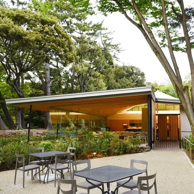 東京都庭園美術館さんのインスタグラム写真 - (東京都庭園美術館Instagram)「【テイクアウトメニューのご紹介】 正門横のレストランコモドでは、テイクアウトメニューのご用意もございます。 おすすめは、軽めのランチにぴったりなスチームチキンときのこバジルのピタパンです。 そのほかにも、抹茶やシナモンシュガー味の焼きチュロスなどもございますので、ぜひお立ち寄りください!  ※本日は休館日です  #東京都庭園美術館 #旧朝香宮邸 #庭園レストランコモド #東京 #tokyometropolitanteienartmuseum #teienartmuseum #TEIENRestaurantcomoco #garden #tokyo #tokyomuseums #Teien40th」7月31日 13時51分 - teienartmuseum
