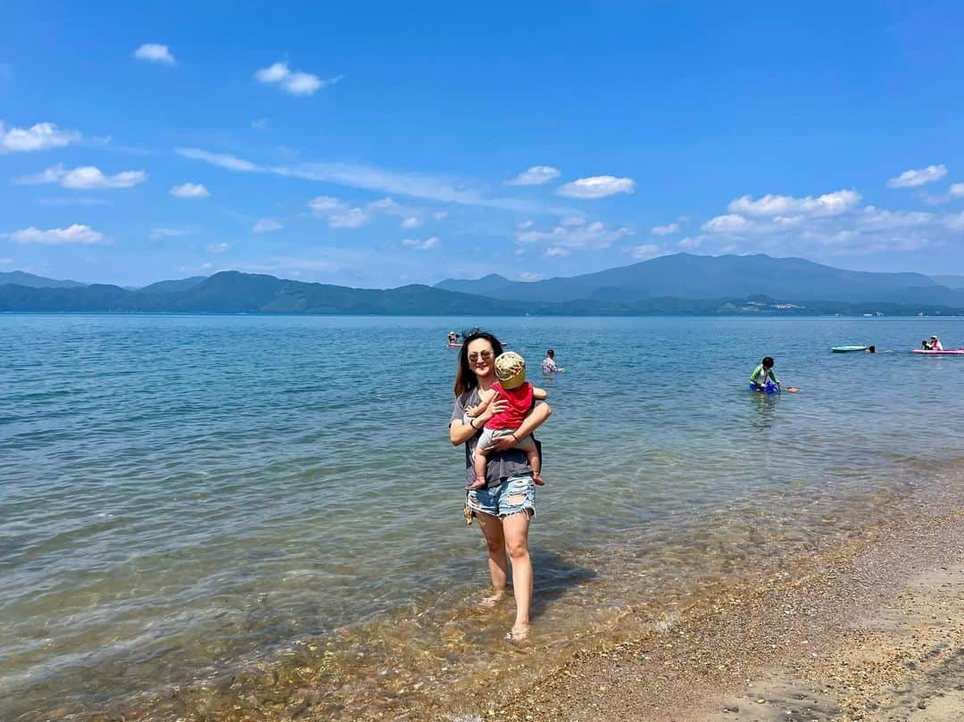 小野祐佳さんのインスタグラム写真 - (小野祐佳Instagram)「Happy 11 months old in Tazawako blue 🩵  #田沢湖 #summergirl #summerboy」7月31日 14時05分 - juka_yukita