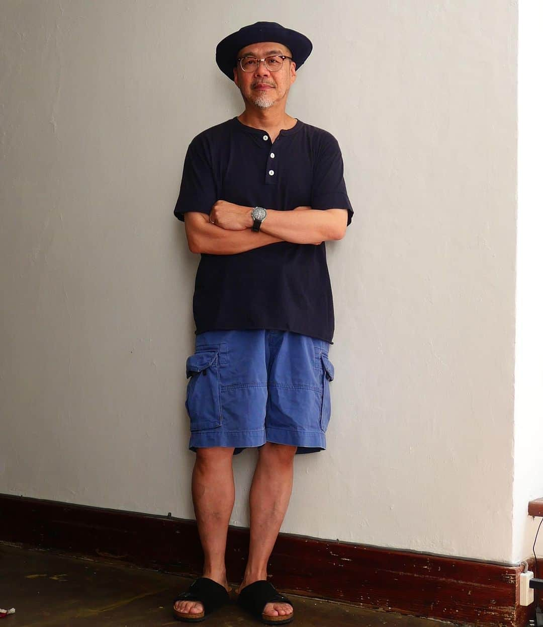 サウンドマンさんのインスタグラム写真 - (サウンドマンInstagram)「【Today'style】 Hat:US army  Henry neck T : health knit Cargo short pants:Polo Sandal: Birkenstock Glasses:h fusion Watch:Swatch × Omega    本日一切自社製品なしです、たまにはこんな日もあります(笑。  ちなみに基本機械時計が好きなのですが、夏は汗で少々気を遣います。 そのため夏はGショックをつけることも多かったのですが、今年はこのスウォッチ×オメガのスピードマスターが大活躍。 あまり流行り物になびくことはないのですが、これは見てすぐ即決でした(笑。 (夏用にゴムベルトに替えてます。)  ＊本日にてSoundman webstoreの OUTLETは終了しますのでお買い忘れがございませんよう願います！  #soundman #サウンドマン #2023ss #heritagestyle #vintagestyle  #heritagemenswear  #横浜 #山下公園 #yokohama #military  #usarmy  #helthknit  #polo  #poloralphlauren  #birkenstock  #swatch #omega #swatchomega  #speedmaster」7月31日 14時03分 - soundman.jp